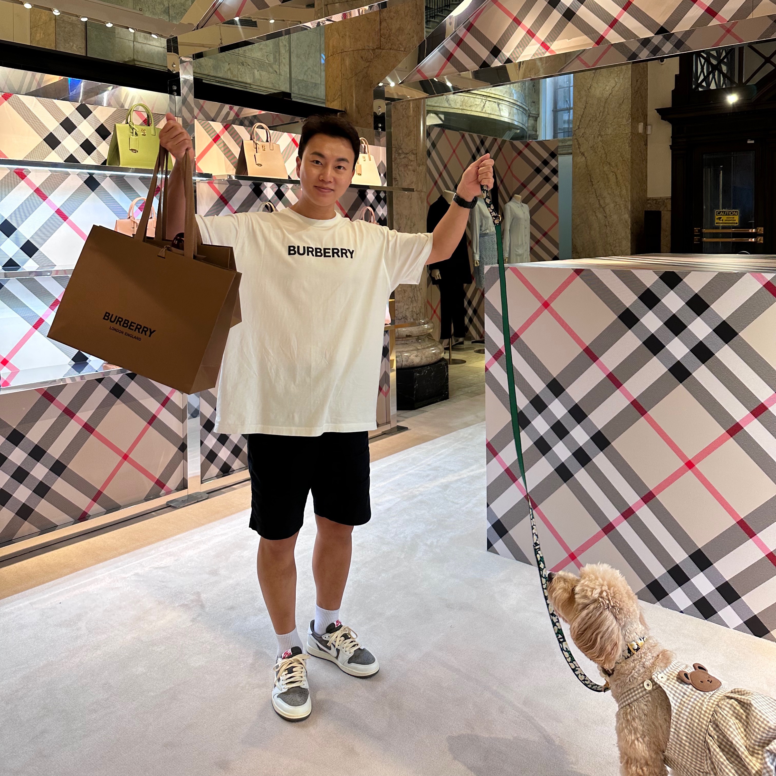 Burberry Logo Print Cotton Oversized T-shirt White, Jordan 1 x Travis Scott Retro Low OG SP Sail and Ridgerock 착용 스타일 - 1