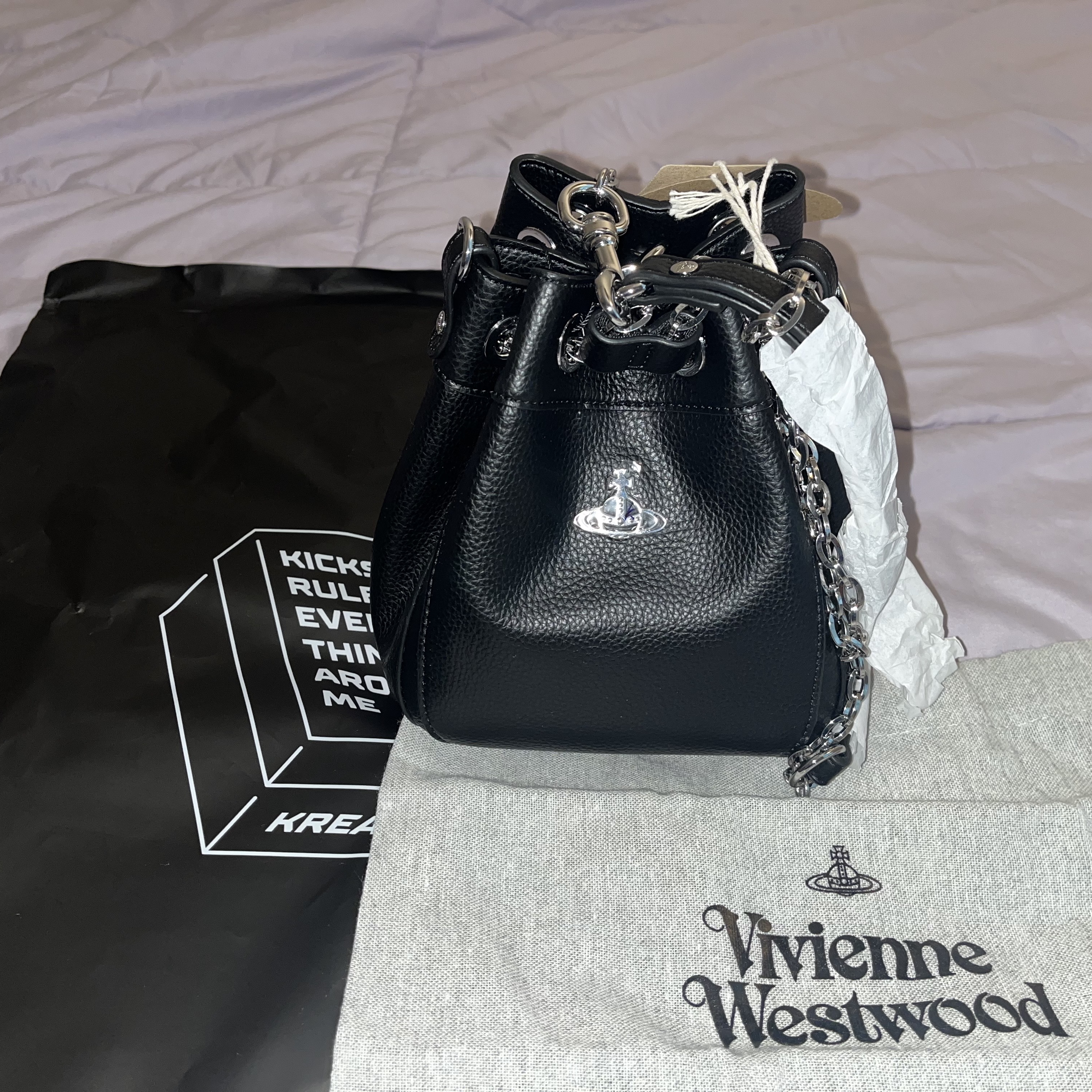 Vivienne Westwood Chrissy Small Bucket Bag Black 착용 스타일