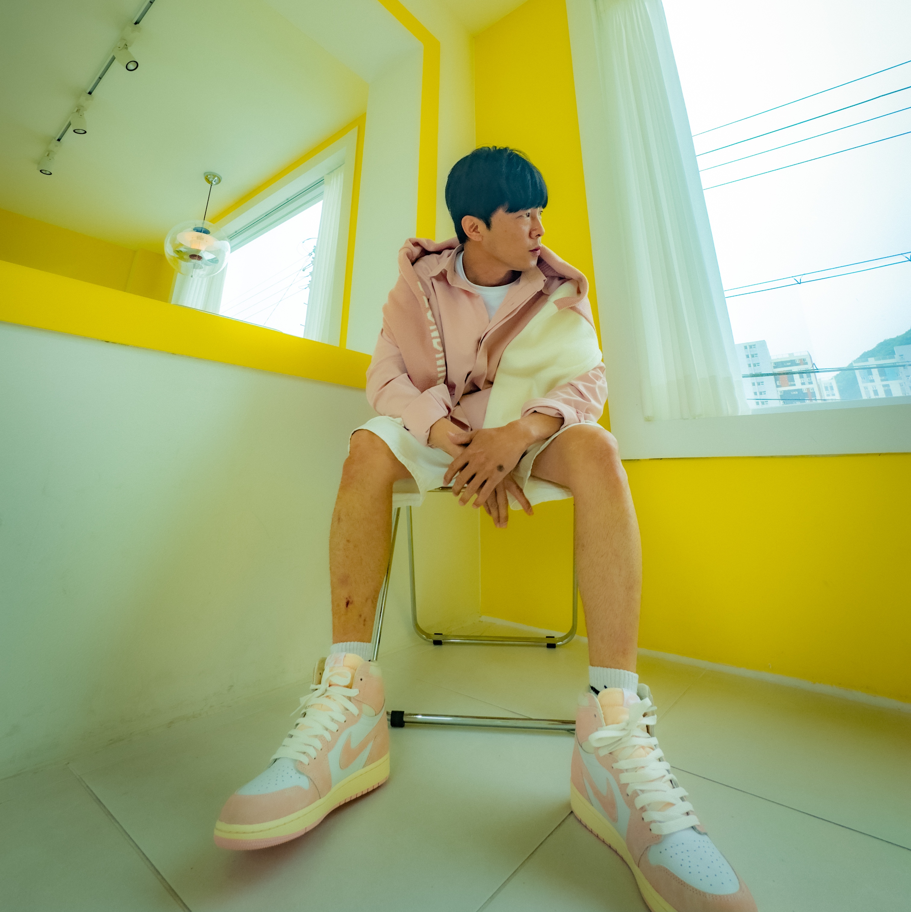 (W) Jordan 1 Retro High OG Coconut Milk and Sail 착용 스타일 - 2