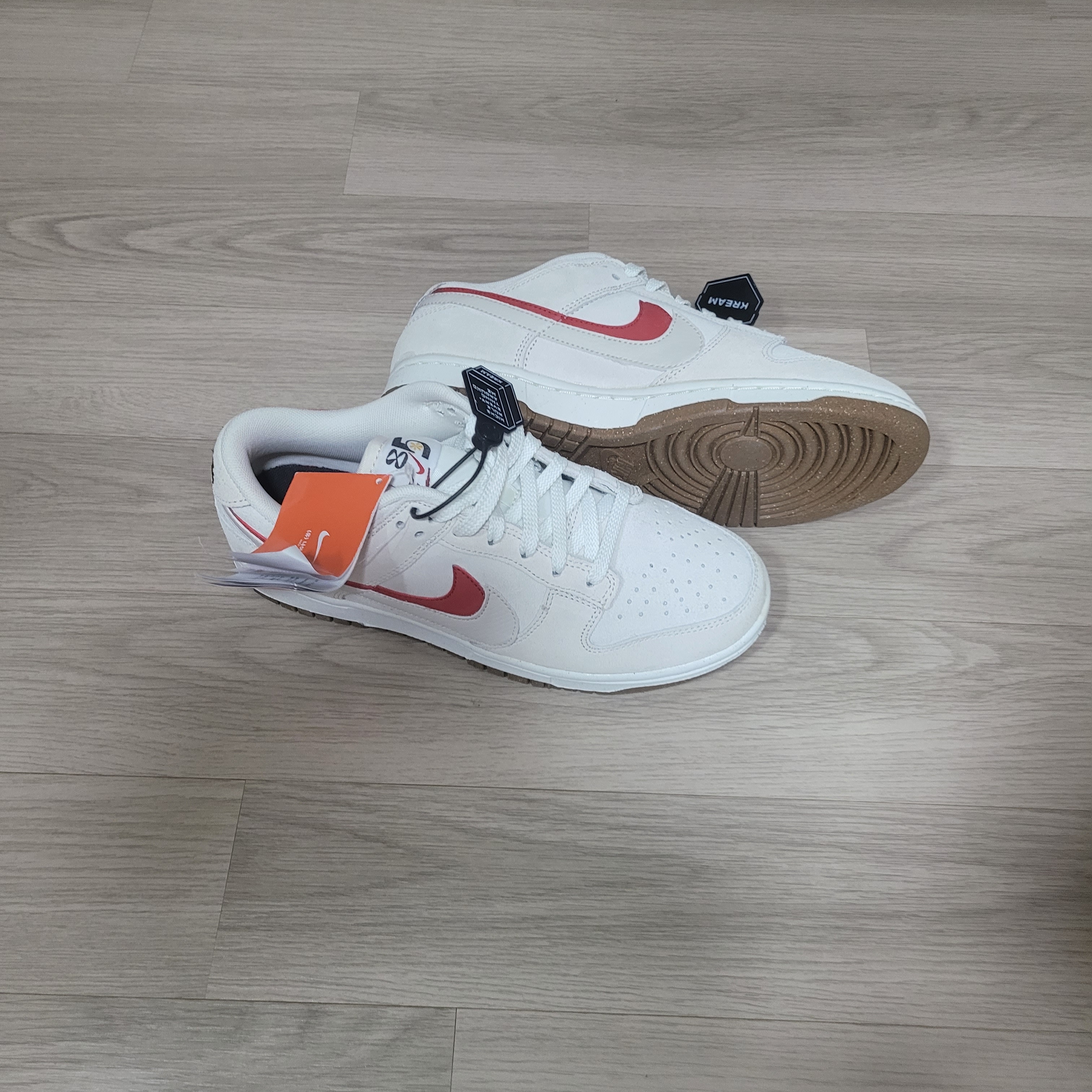 (W) Nike Dunk Low SE 85 Cinnabar 착용 스타일 - 1