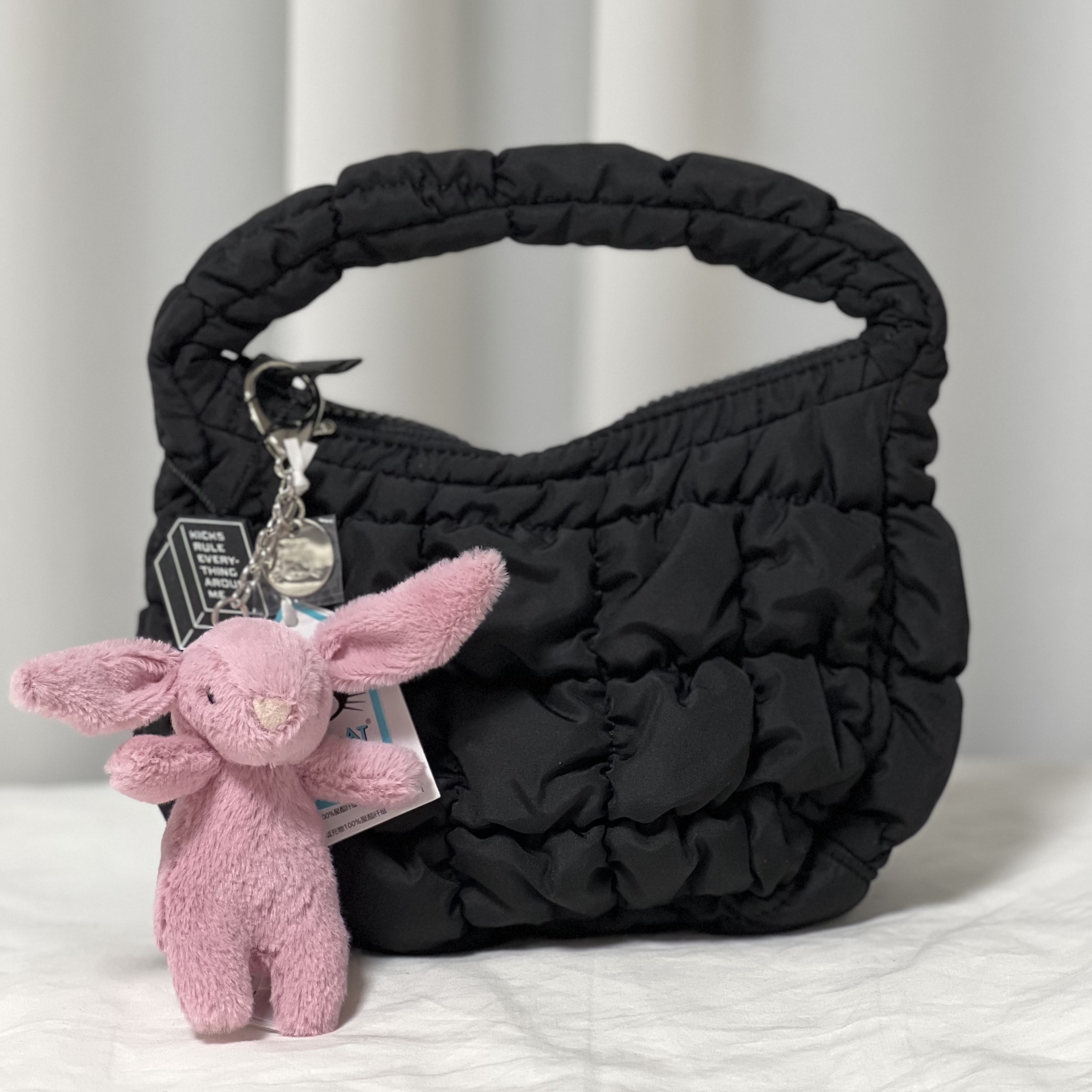 COS Quilted Micro Bag Black, Jellycat Bartholomew Bear Bag Charm Brown 착용 스타일 - 3