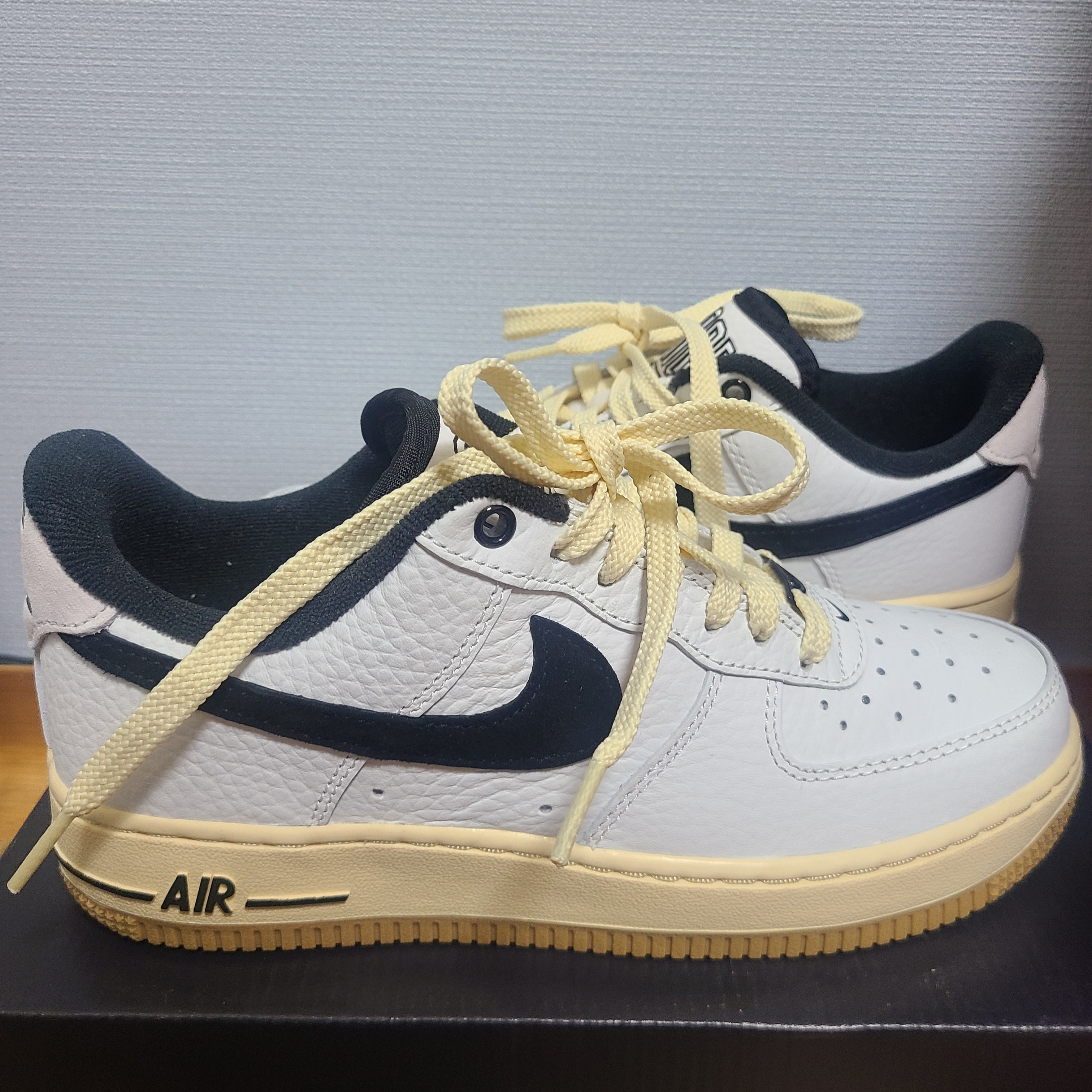 (W) Nike Air Force 1 '07 LX Black and Summit White 착용 스타일 - 1