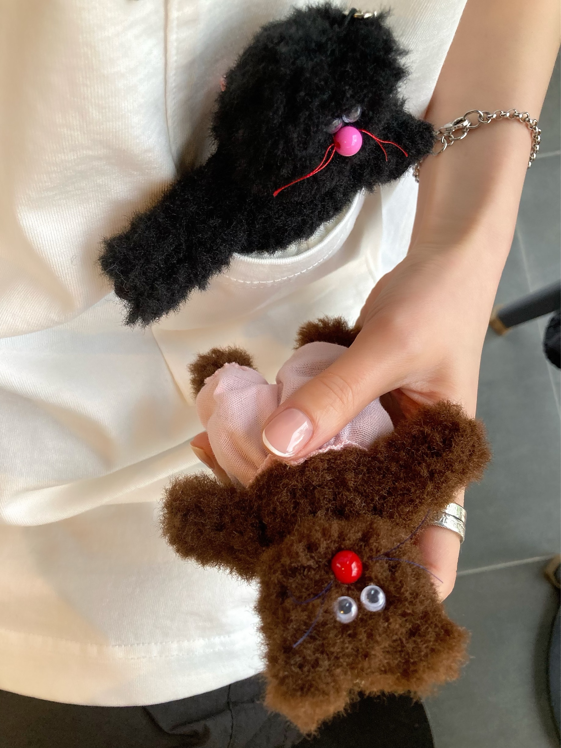 Monamhee Beulpingi Keyring with White Pants Black, Monamhee Bred Keyring with Pink Pants Brown 착용 스타일 - 1