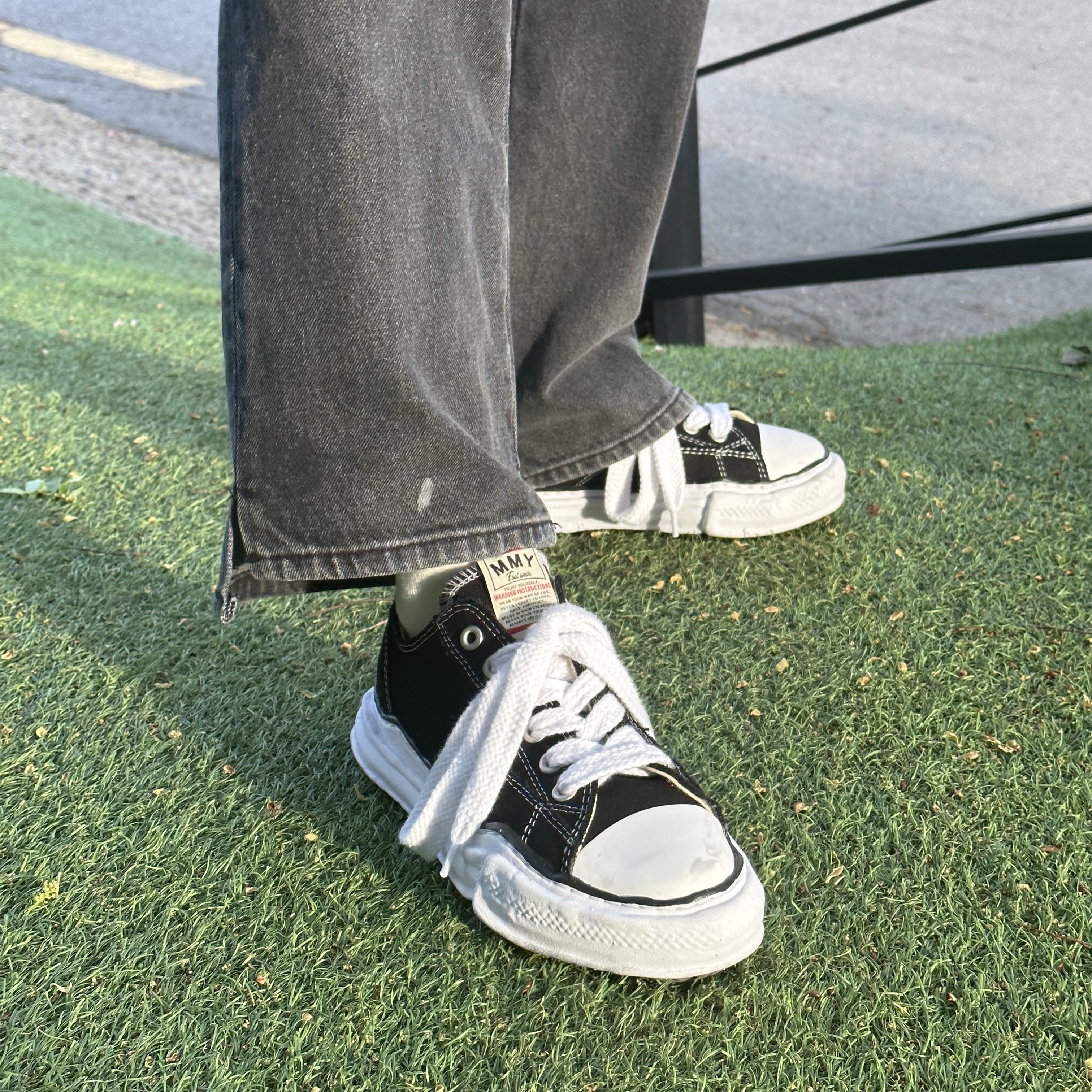 Maison Mihara Yasuhiro Peterson OG Sole Canvas Low Sneakers Black 착용 스타일 - 4