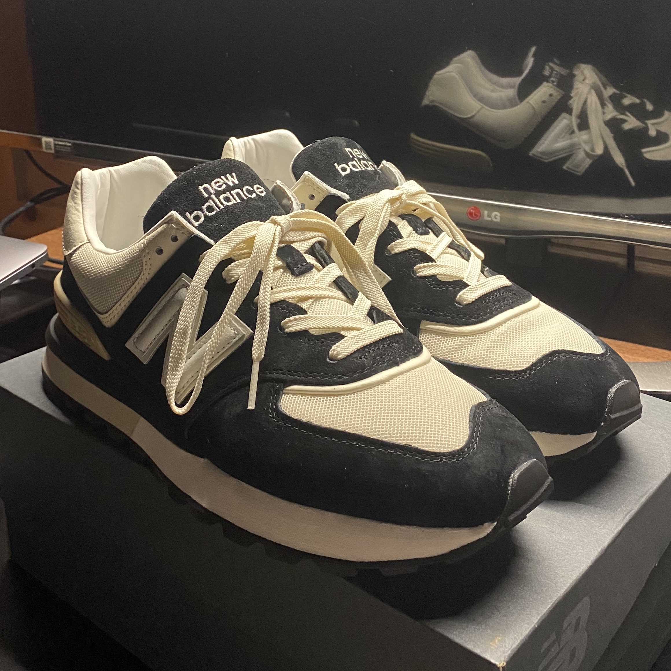 New Balance 574 Legacy Black Angora 착용 스타일 - 1
