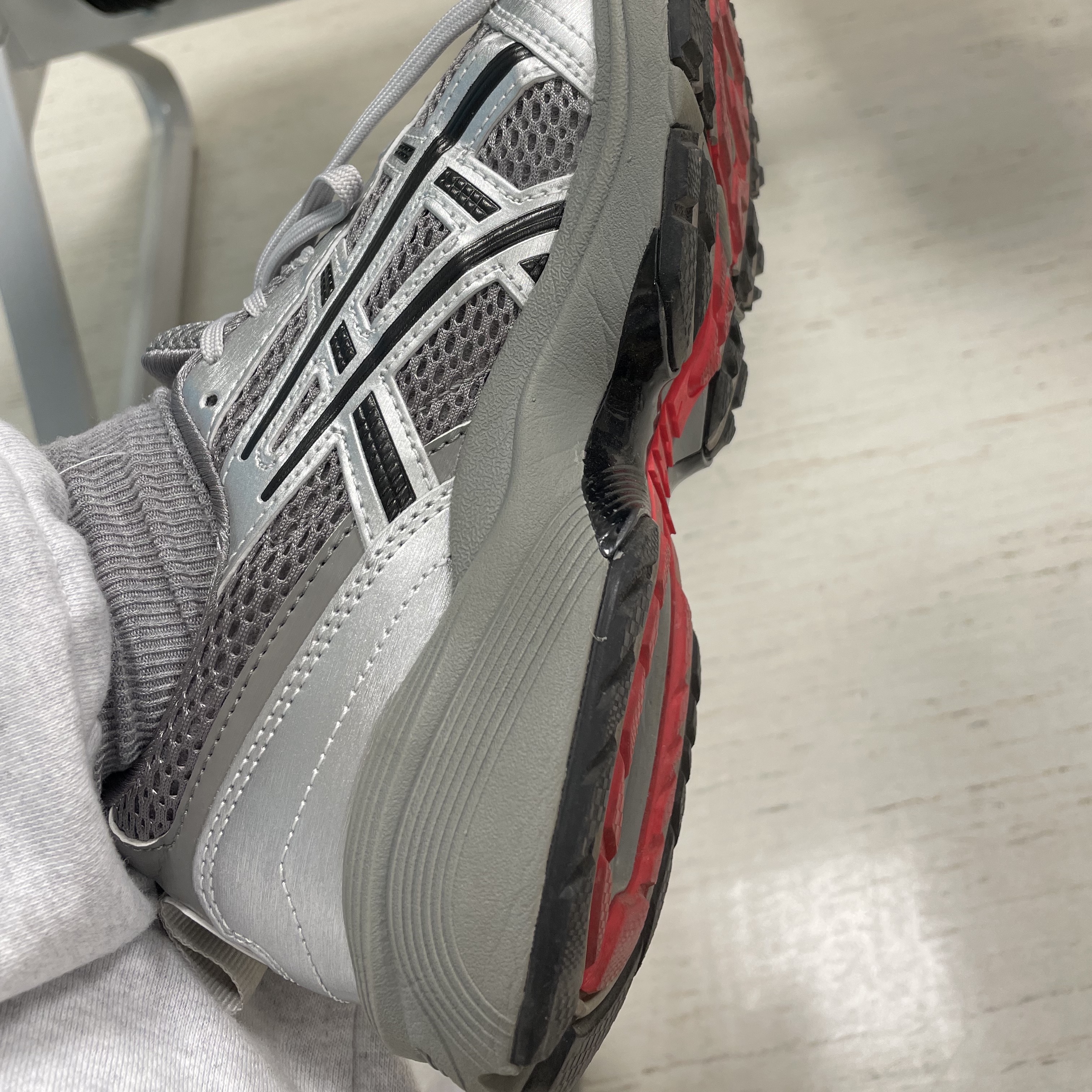 Asics x Freja Wewer Gel-1090 V2 Clay Grey Pure Silver 착용 스타일