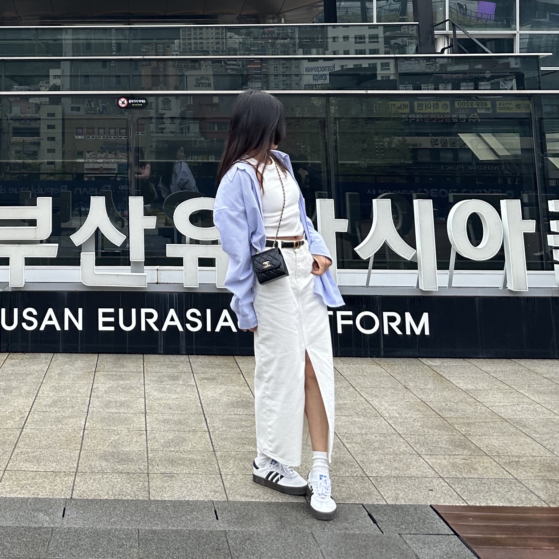 (W) Adidas Sambarose White Black Gum, Chanel Clutch With Chain Lambskin & Gold Black 착용 스타일