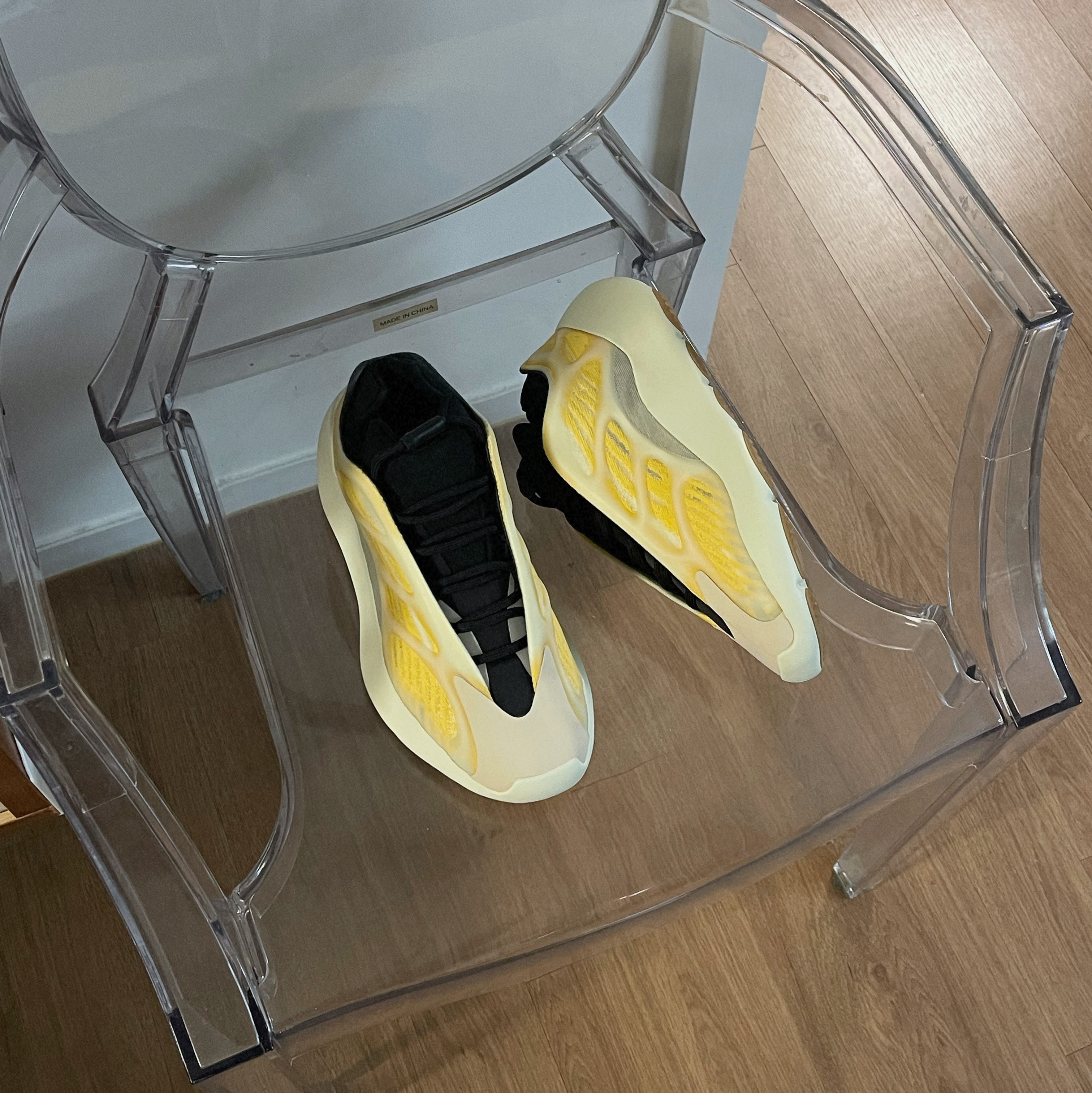 Adidas Yeezy 700 V3 Mono Safflower 착용 스타일 - 3