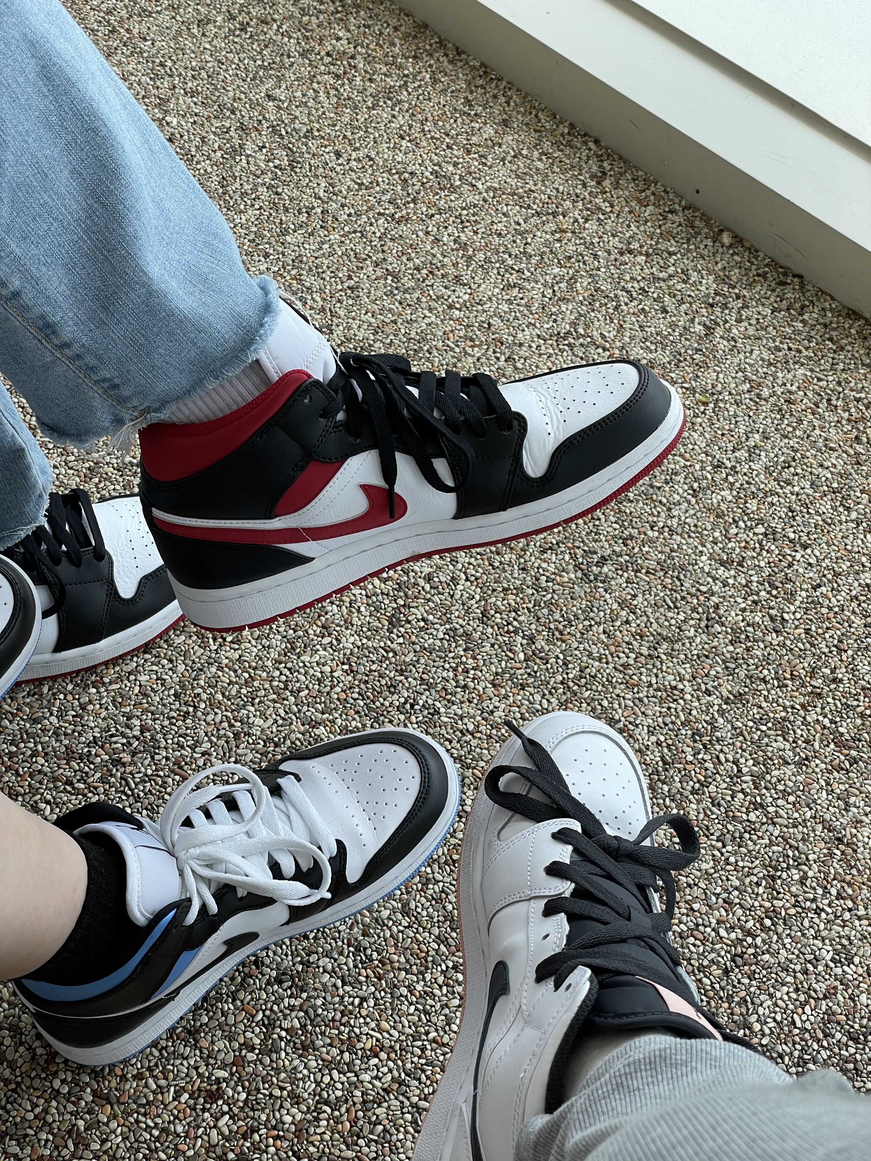 (W) Jordan 1 Mid White Black University Blue, Jordan 1 Mid Gym Red Black White 착용 스타일