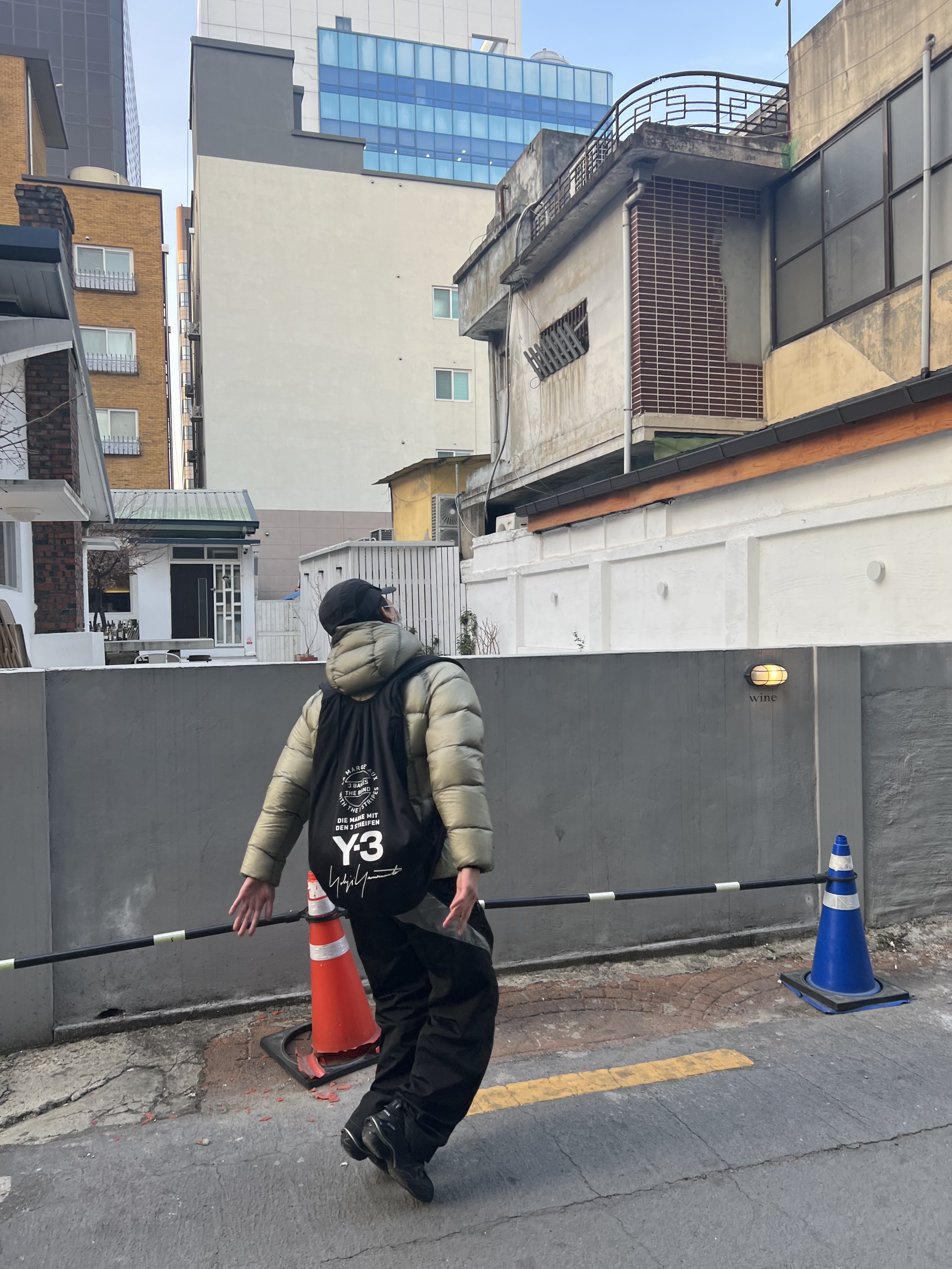 발렌시아가 타이렉스 스니커즈 블랙 착용 스타일 - 2