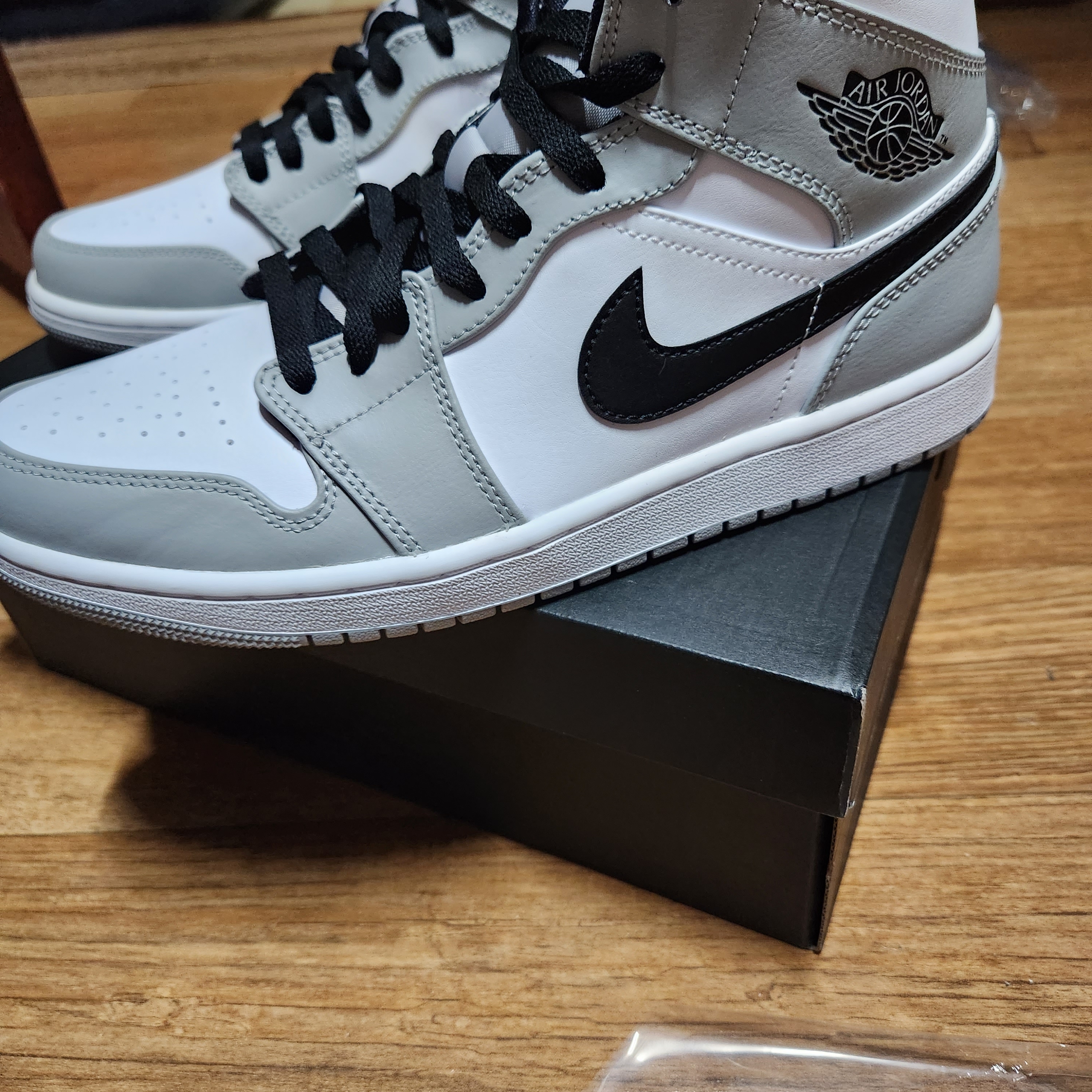 Jordan 1 Mid Light Smoke Grey 착용 스타일 - 1