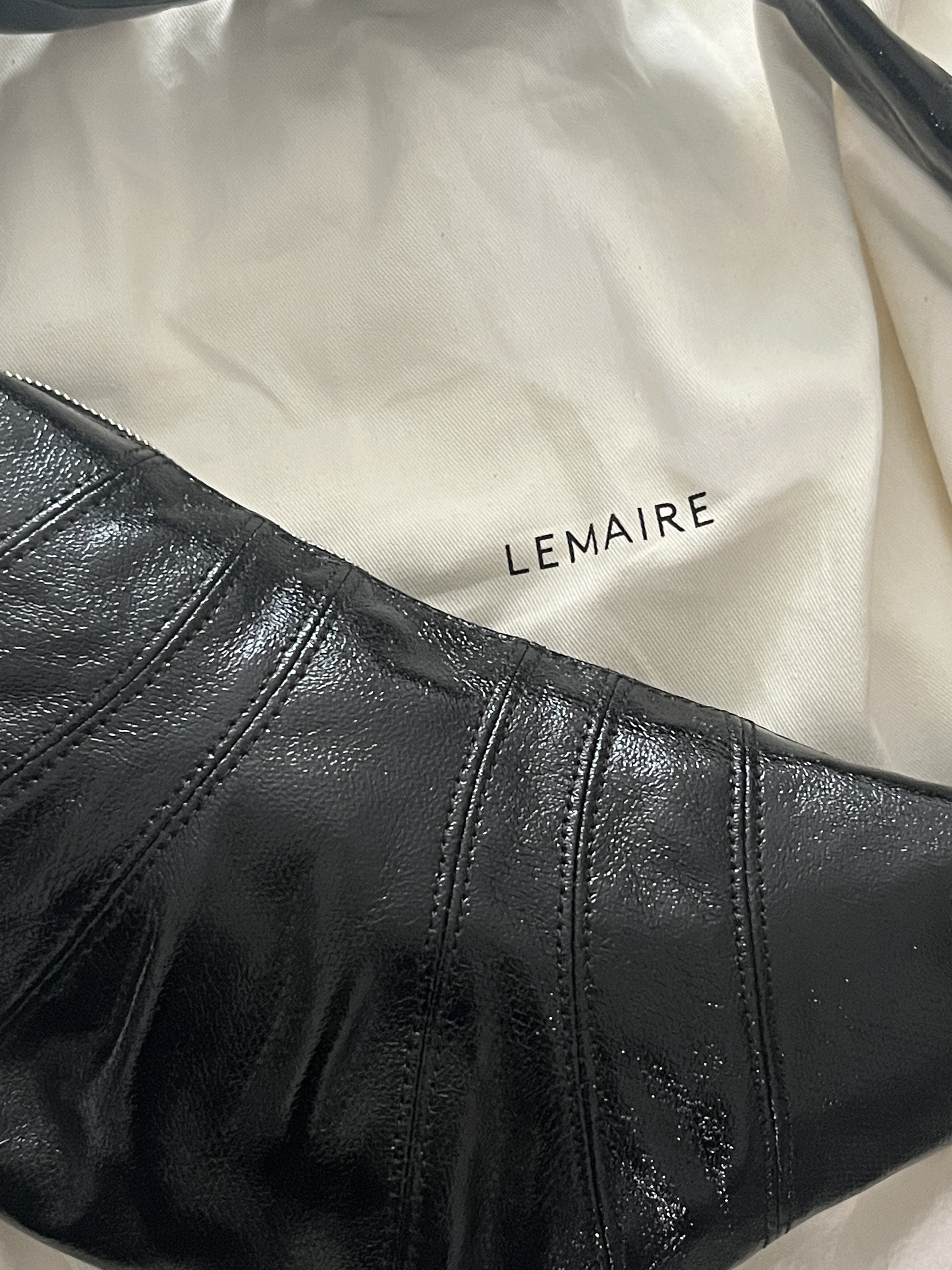 Lemaire Small Croissant Bag Coated Cotton Black 착용 스타일