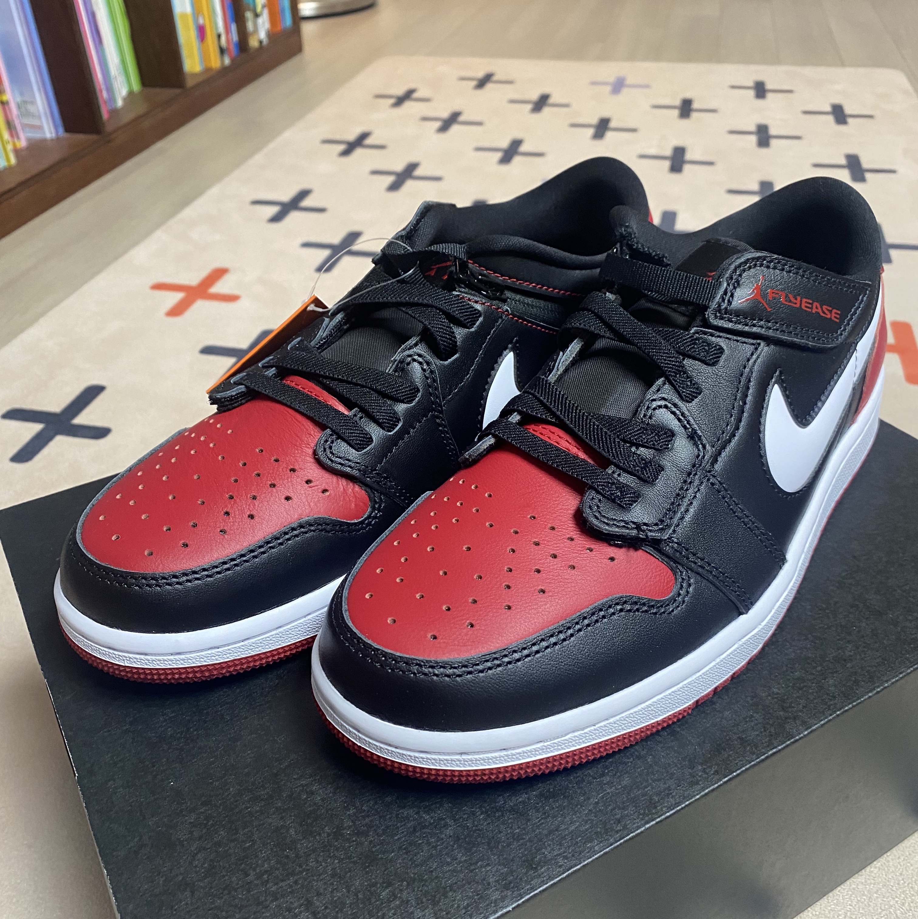 Jordan 1 Low Flyease Black Gym Red 착용 스타일 - 1