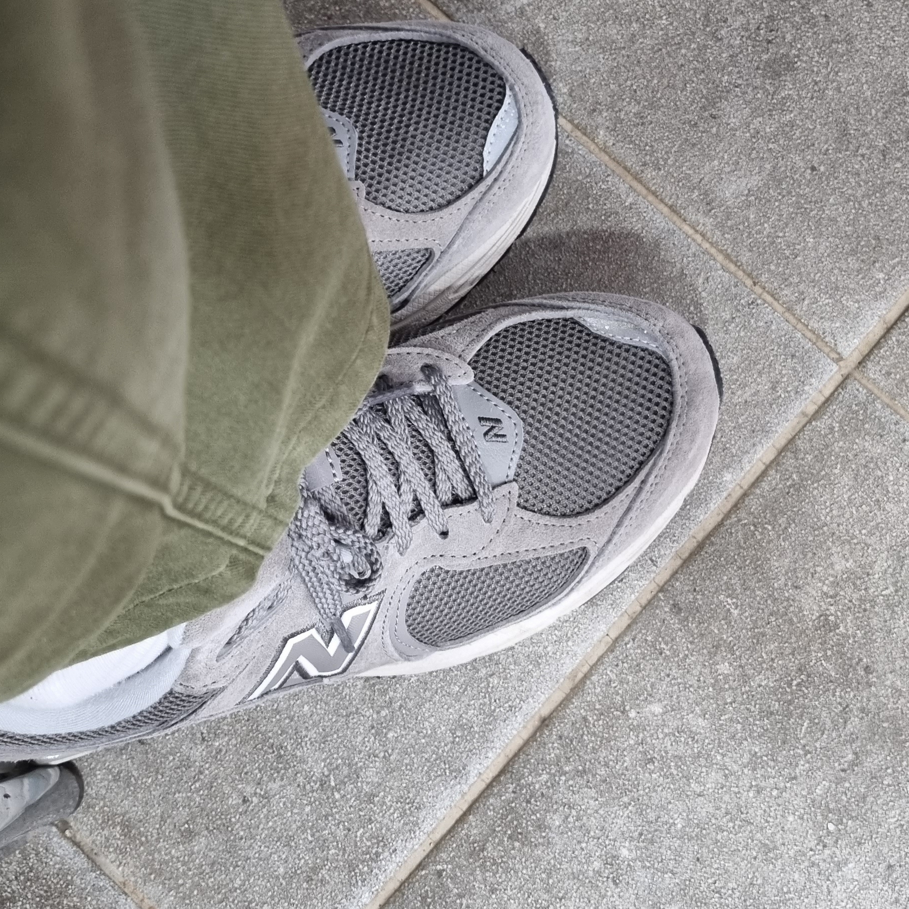 New Balance 2002R Grey 착용 스타일