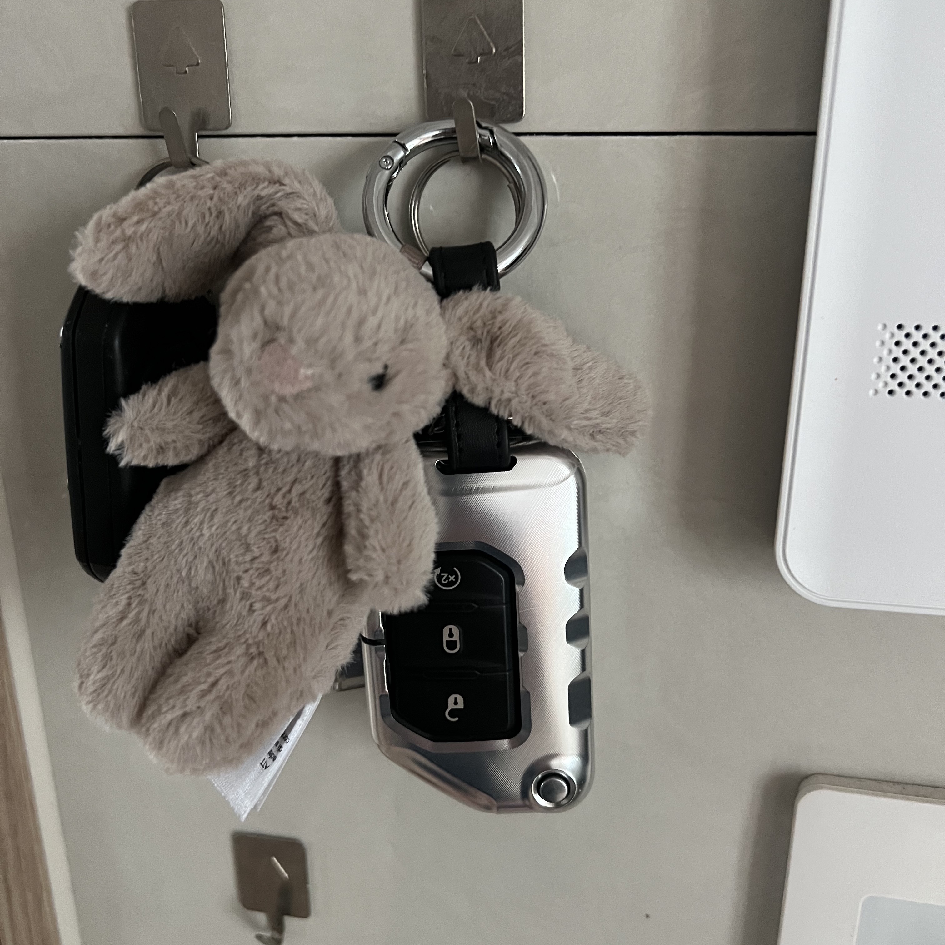 Jellycat Bashful Bunny Bag Charm Beige 착용 스타일