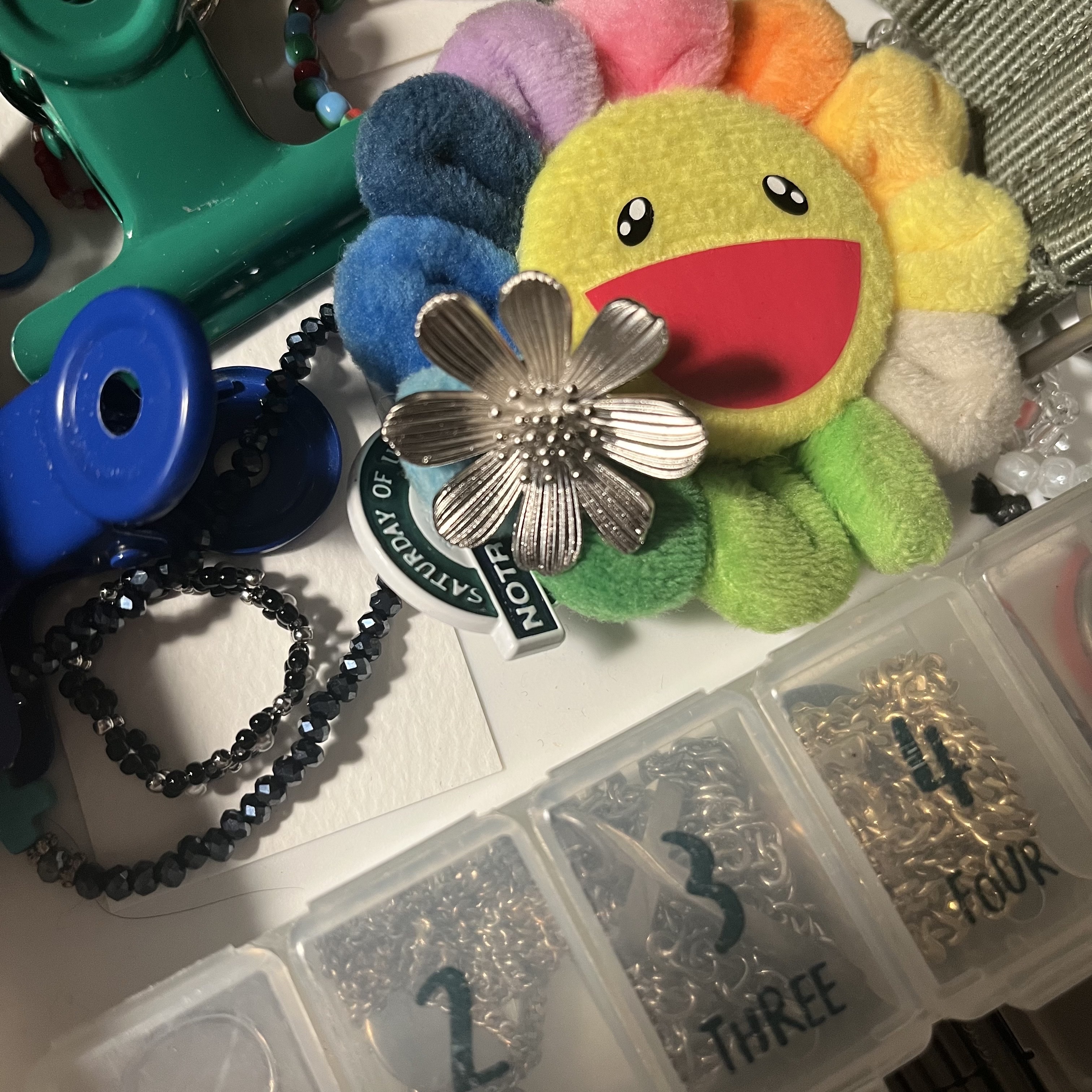 [KREAM 단독] STU Flower Metal Brooch 착용 스타일