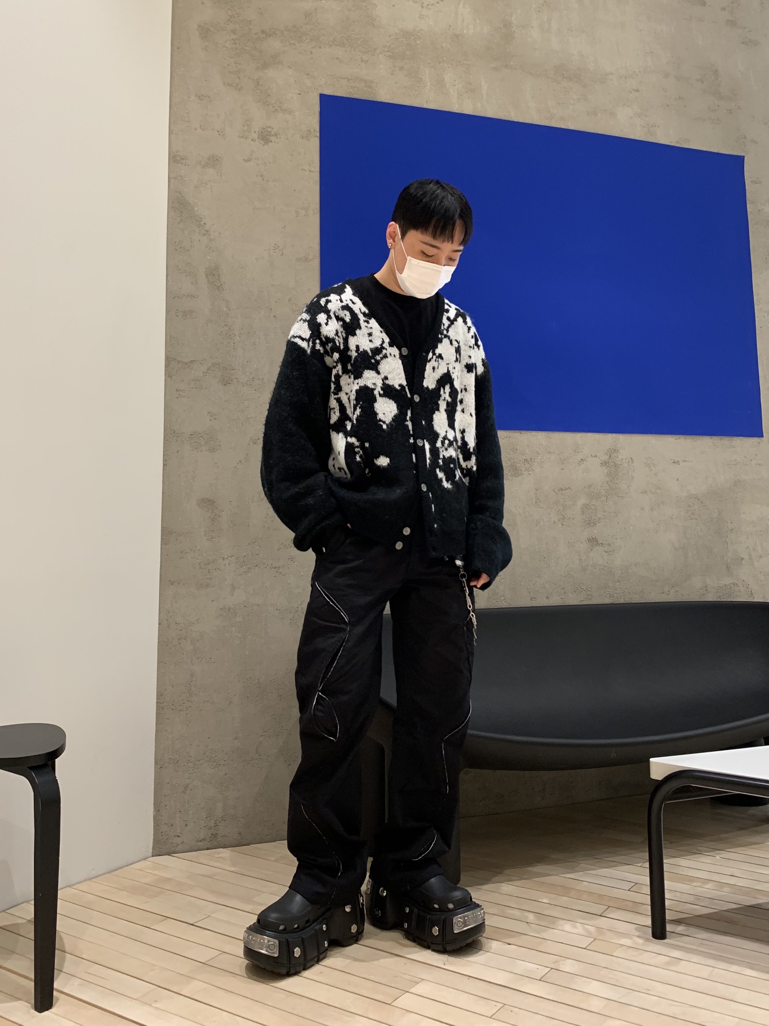 Balenciaga x Crocs Hardcrocs Slide Black, AOP Bar Tack Curve Pants Black 착용 스타일 - 1