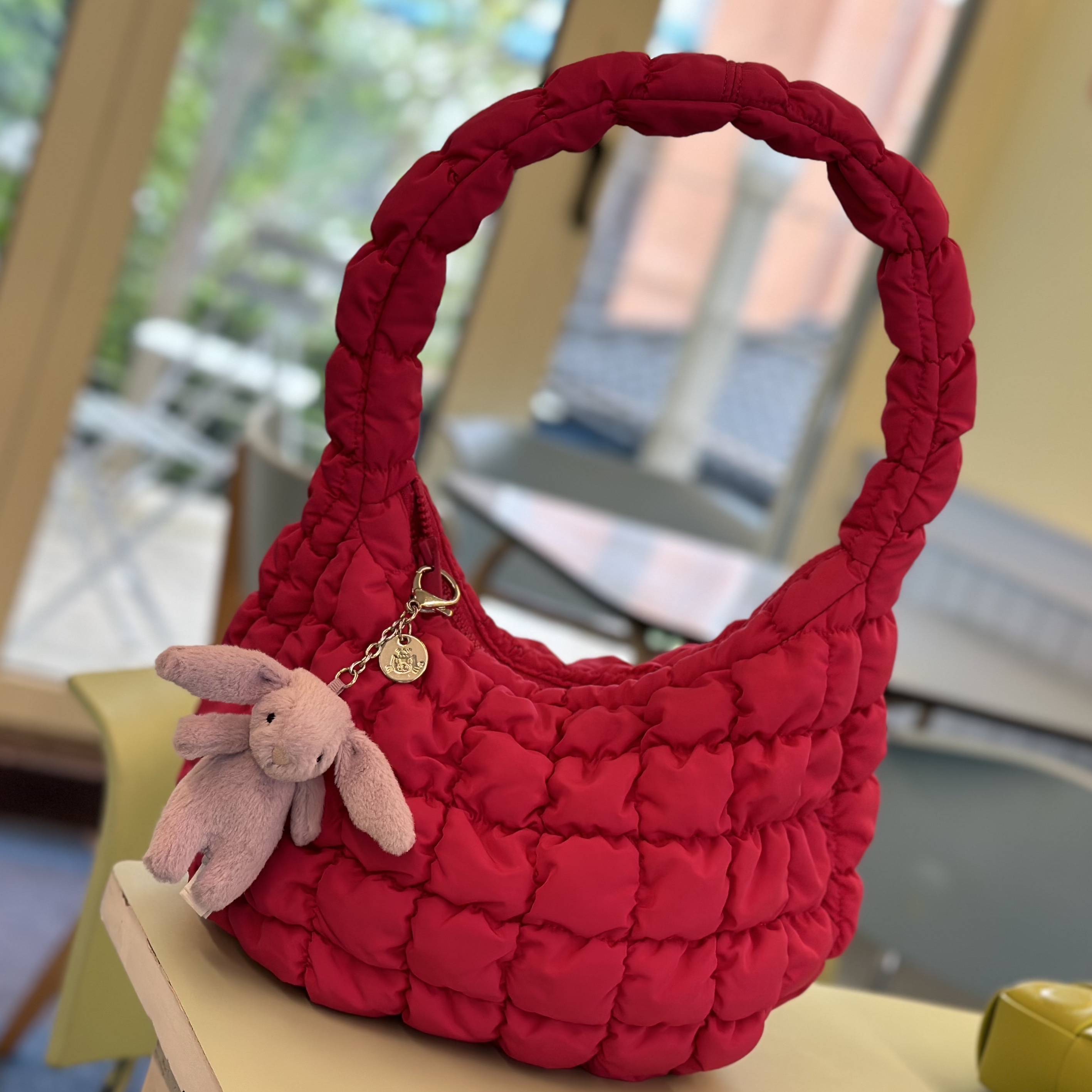 COS Quilted Mini Bag Pink, Jellycat Bashful Bunny Bag Charm Lavender 착용 스타일