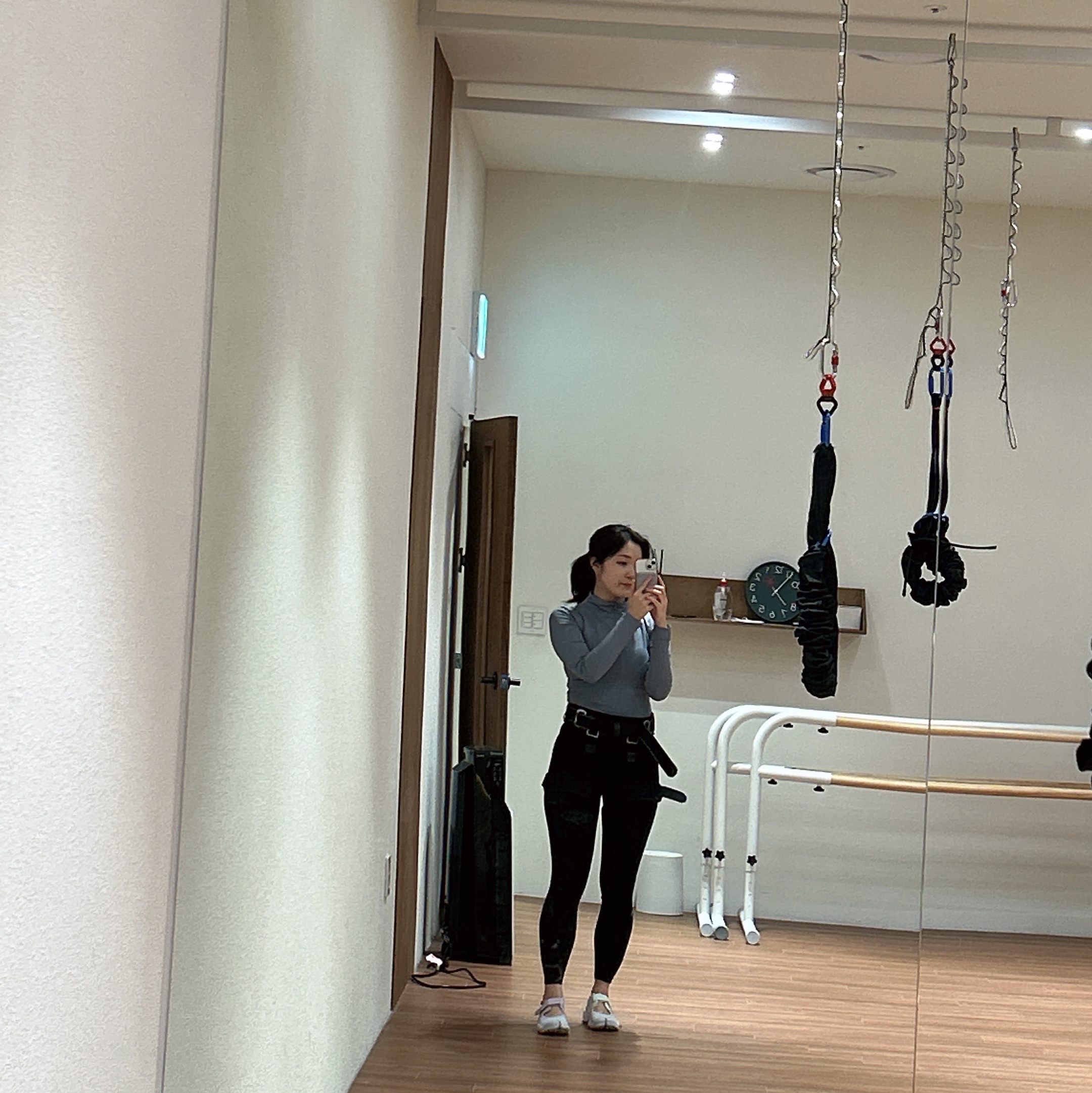 (W) 나이키 에어 리프트 브리드 베얼리 그린 아이리스 위스퍼 착용 스타일 - 2