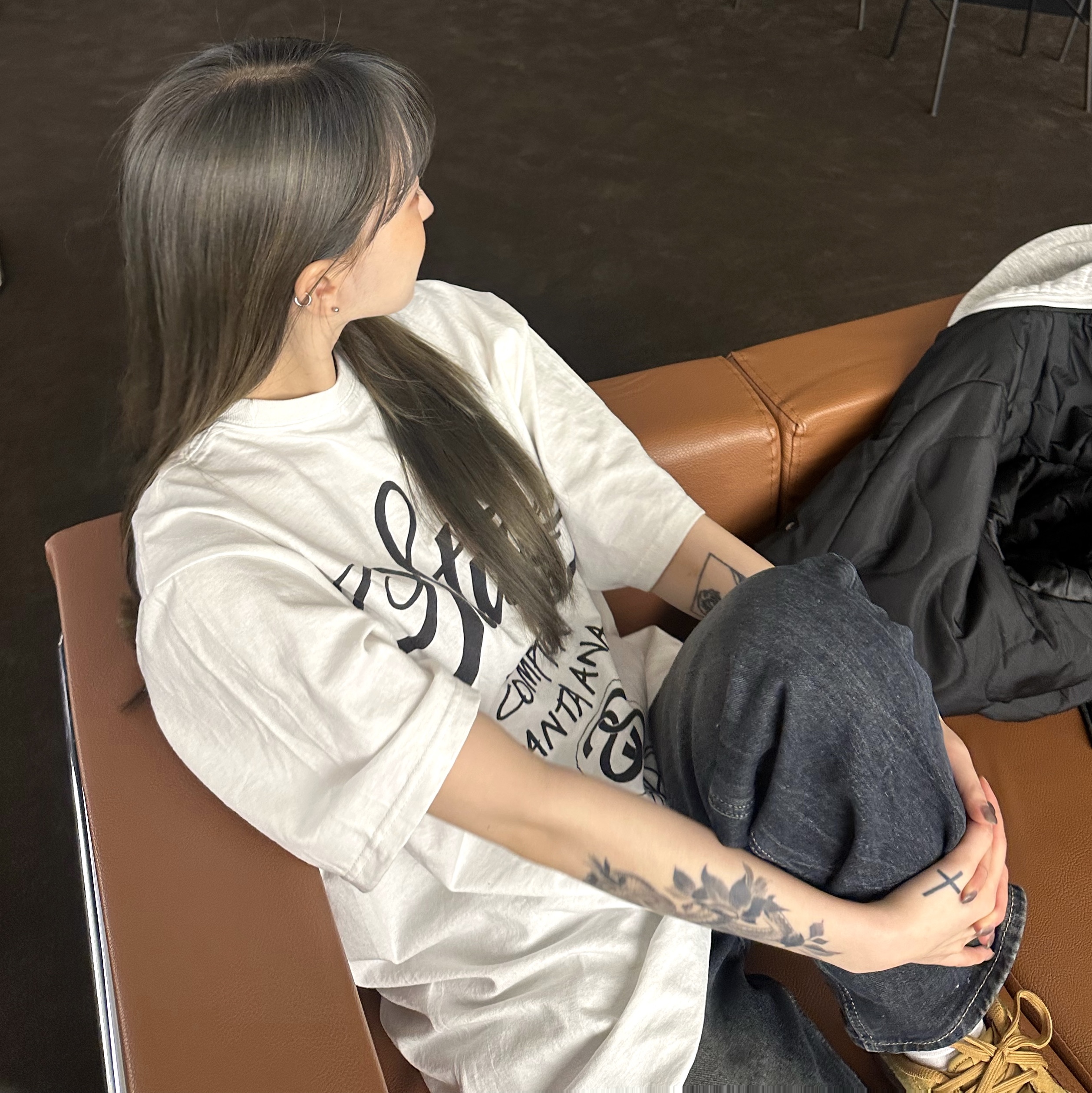 Stussy World Tour T-Shirt White 2023, (GS) Nike Air Force 1 LV8 3 Wheat 착용 스타일