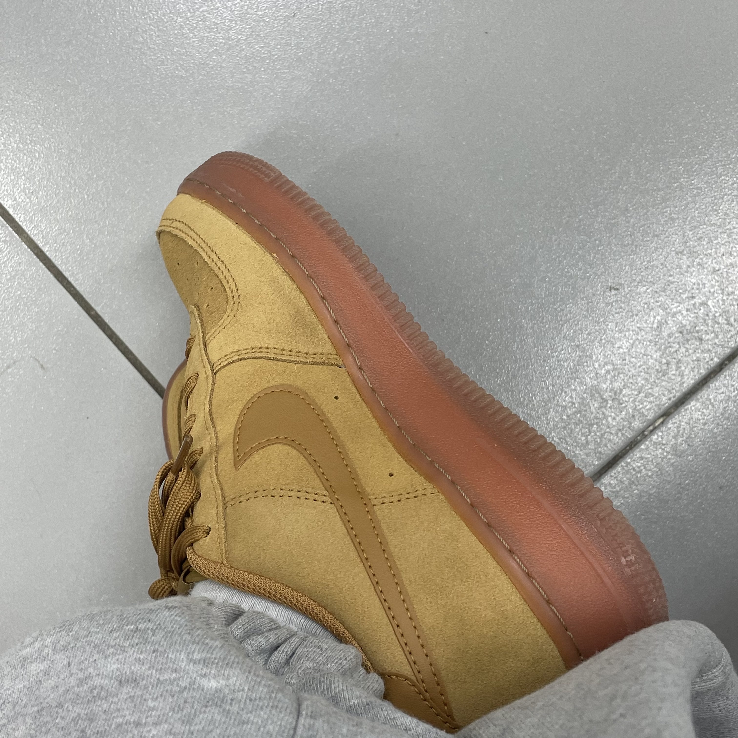 (GS) Nike Air Force 1 LV8 3 Wheat 착용 스타일 - 2