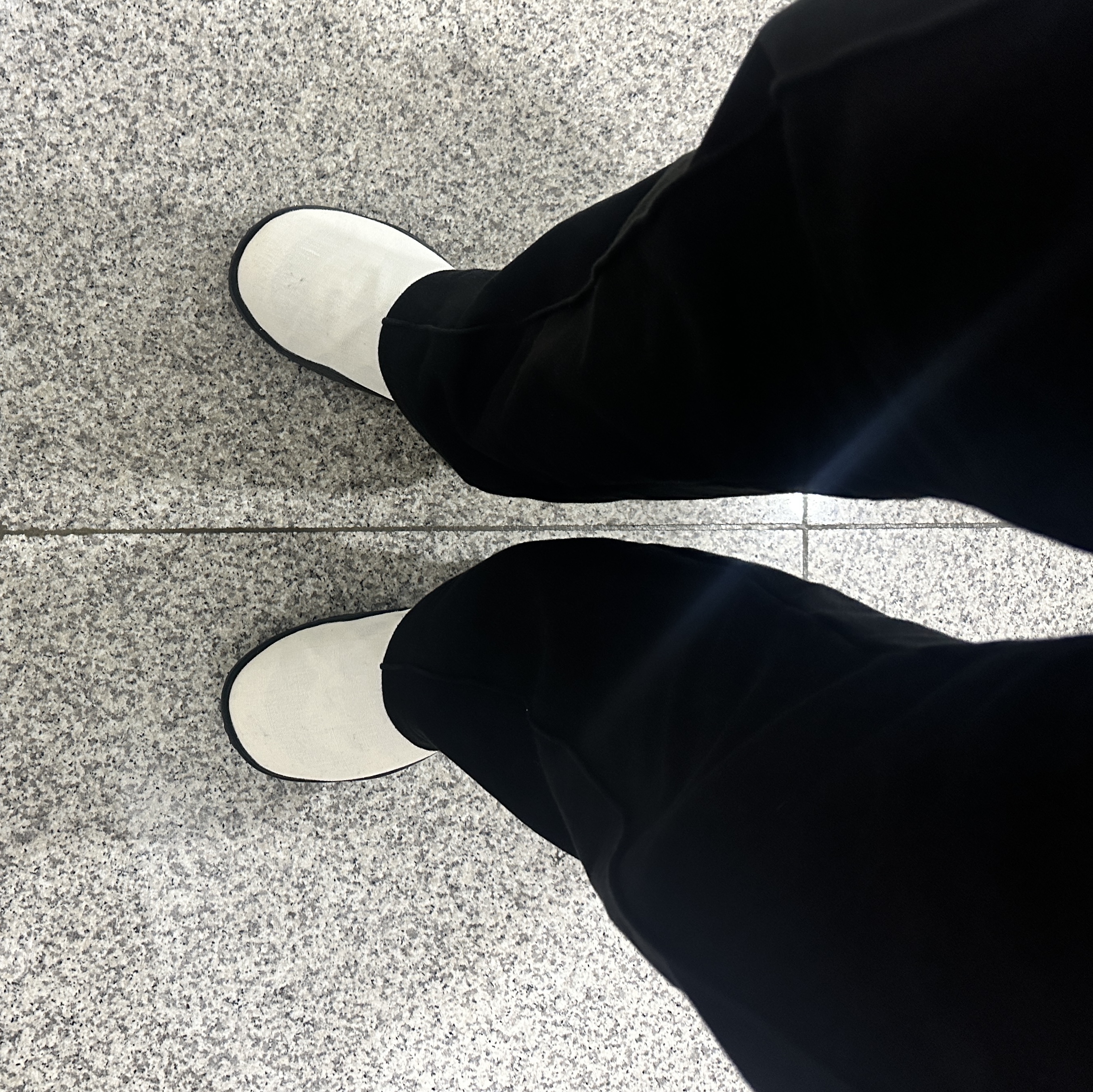 Nike ACG Moc Summit White and Black 착용 스타일 - 2