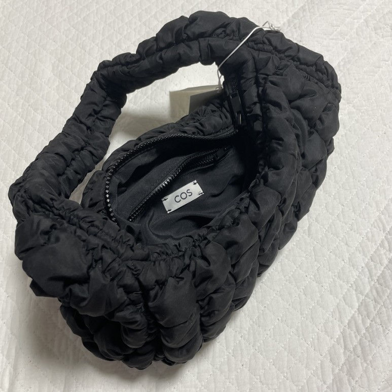 COS Quilted Mini Bag Black 착용 스타일 - 2