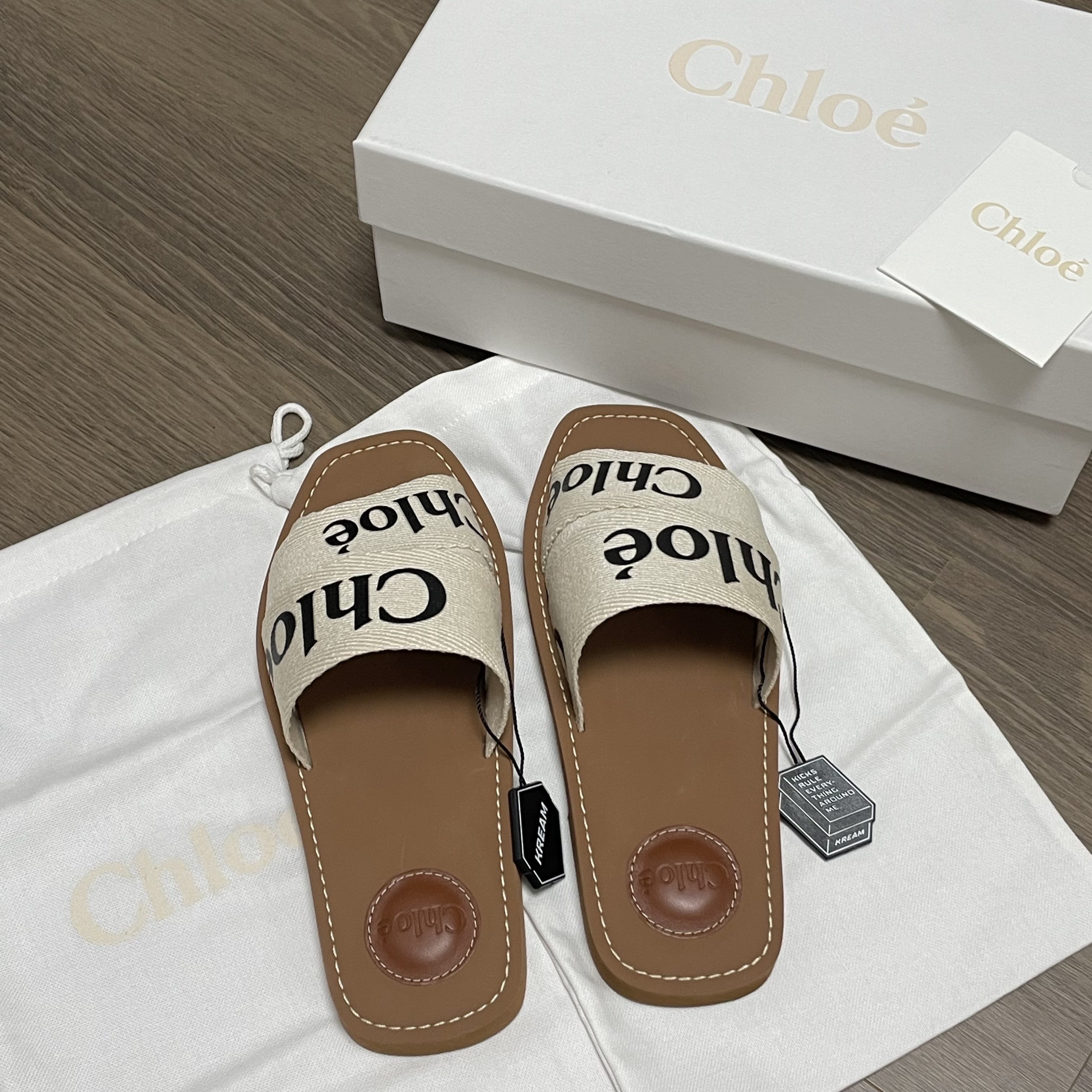 (W) Chloe Woody Flat Mule White 착용 스타일