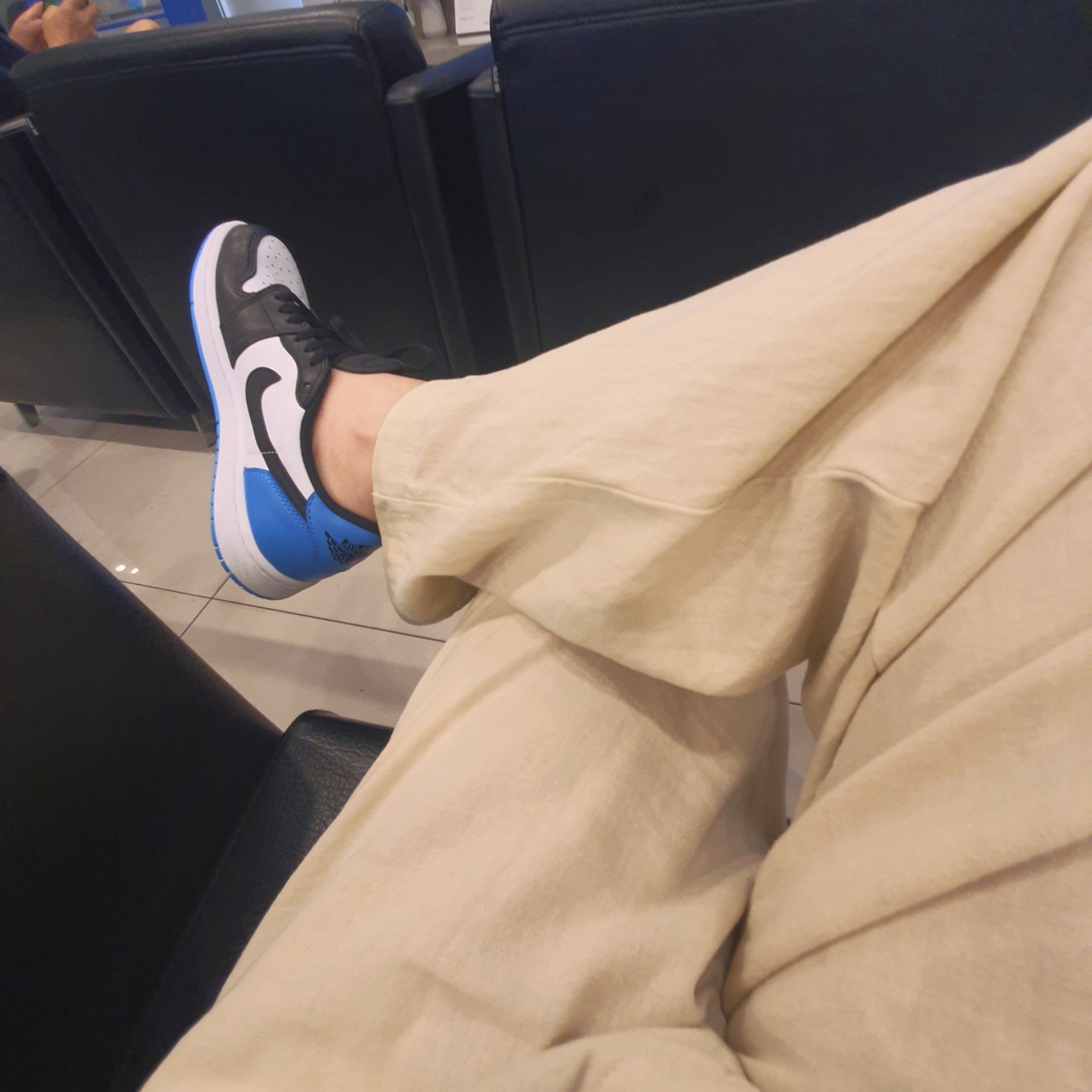Jordan 1 Retro Low OG Black and Dark Powder Blue 착용 스타일