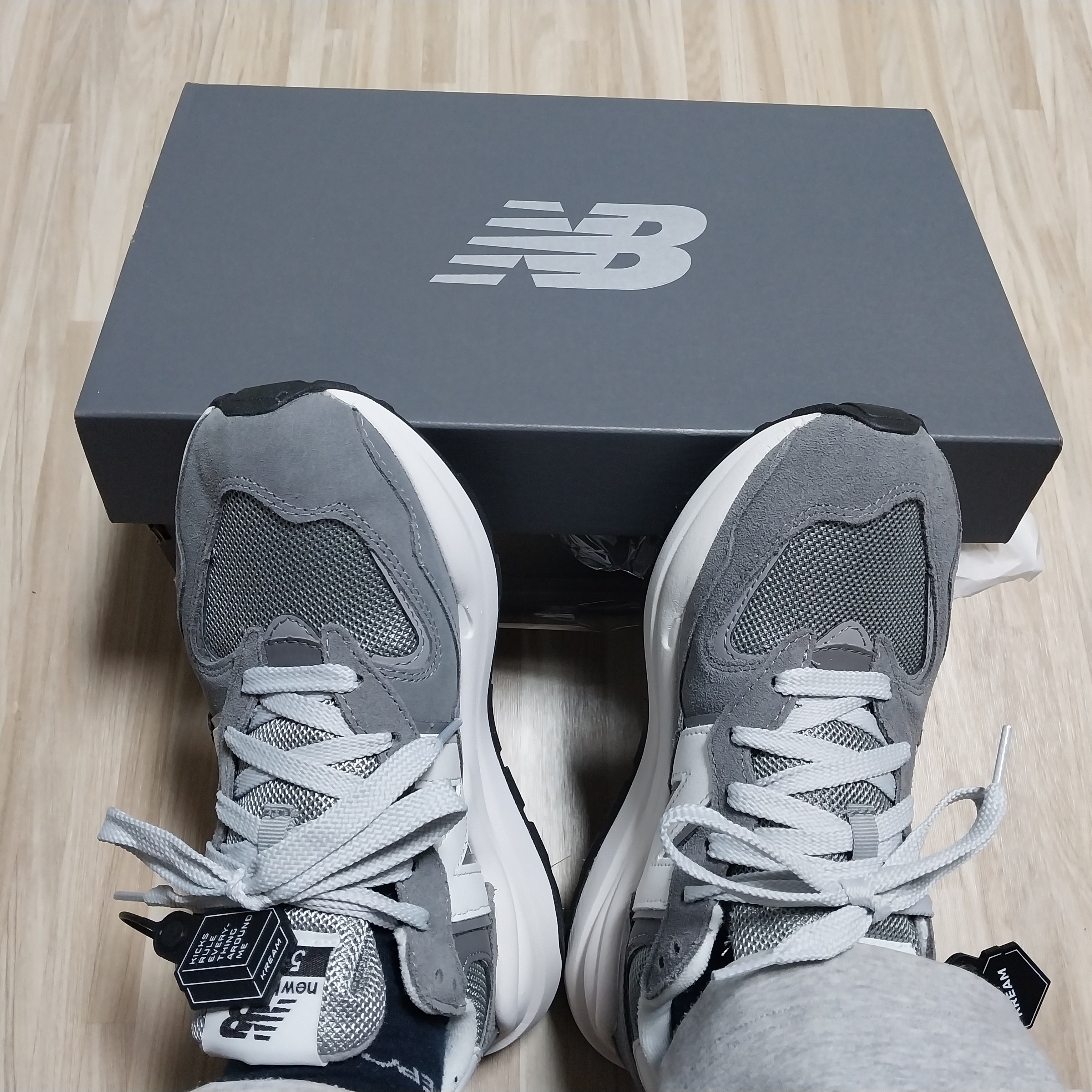 New Balance 5740 Gray 착용 스타일