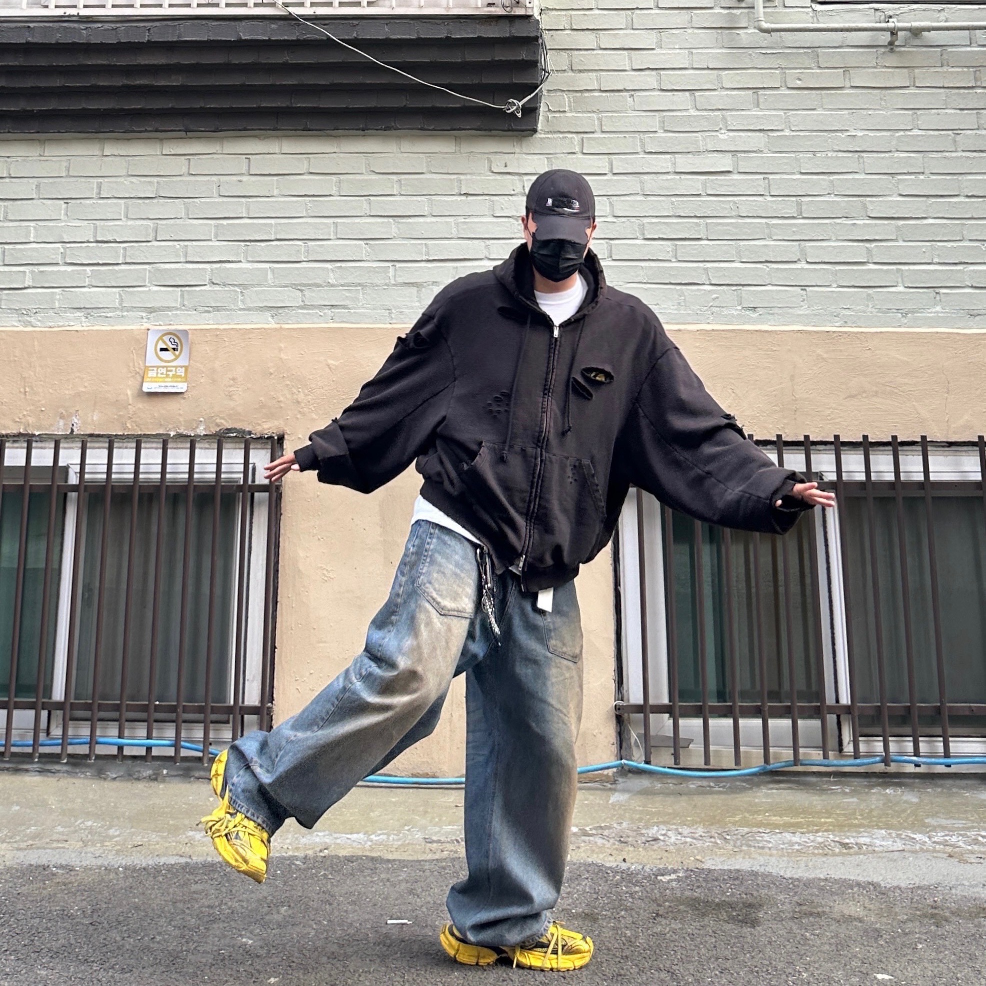 Balenciaga 3XL Sneakers Yellow Black, Project G/R Coated Backward Denim Pants Blue 착용 스타일 - 2