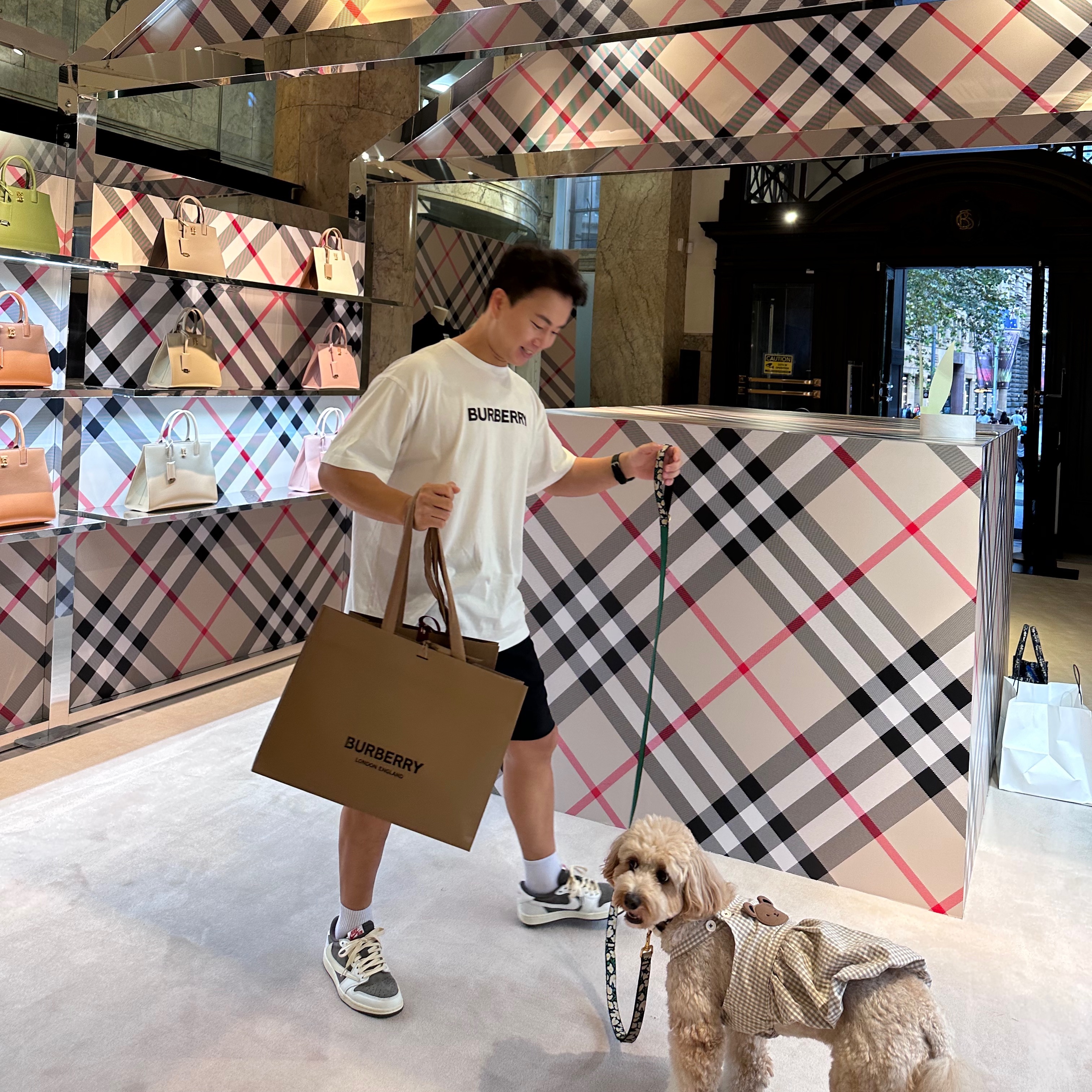 Burberry Logo Print Cotton Oversized T-shirt White, Jordan 1 x Travis Scott Retro Low OG SP Sail and Ridgerock 착용 스타일 - 2
