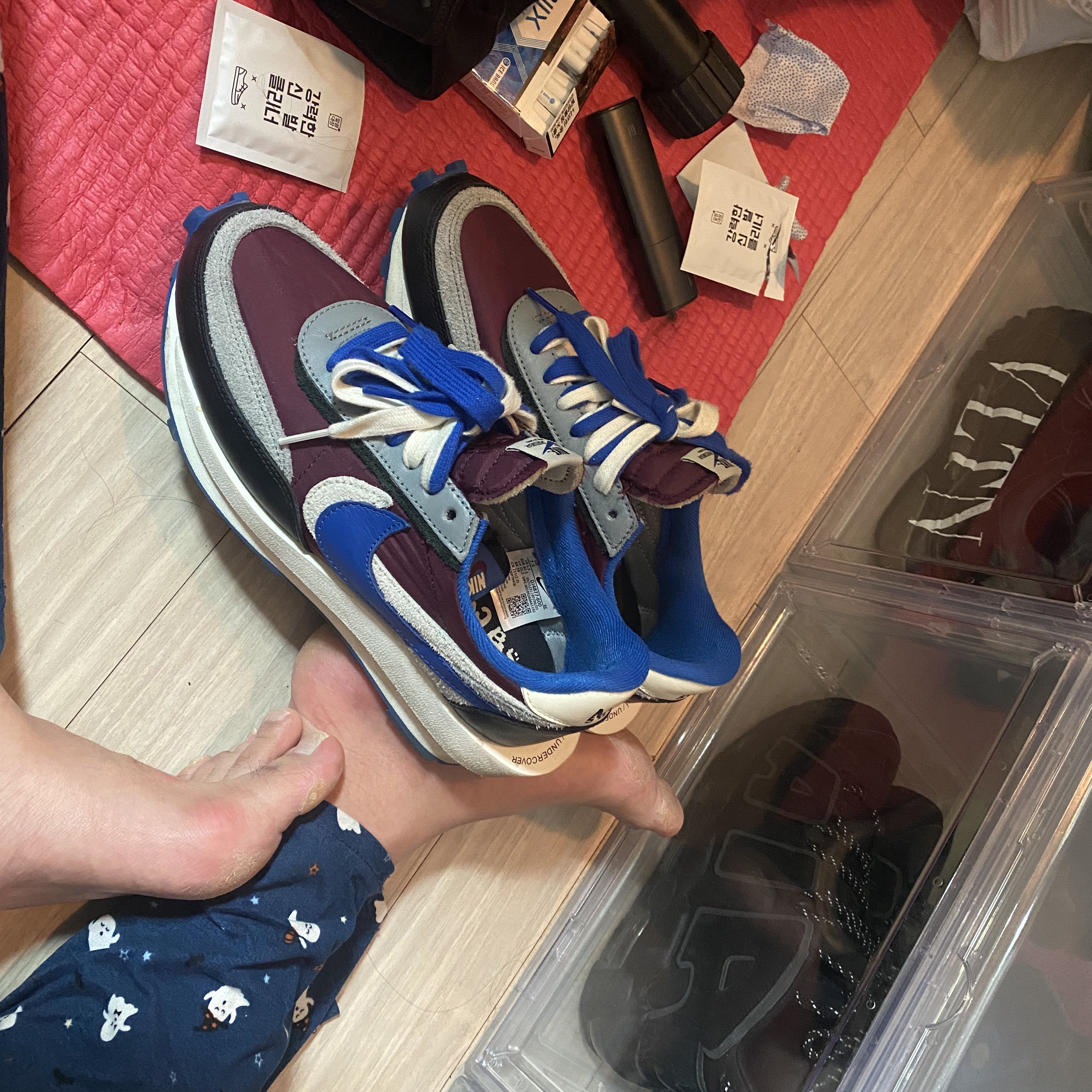 Nike x Sacai x Undercover LDWaffle Night Maroon Team Royal 착용 스타일 - 2