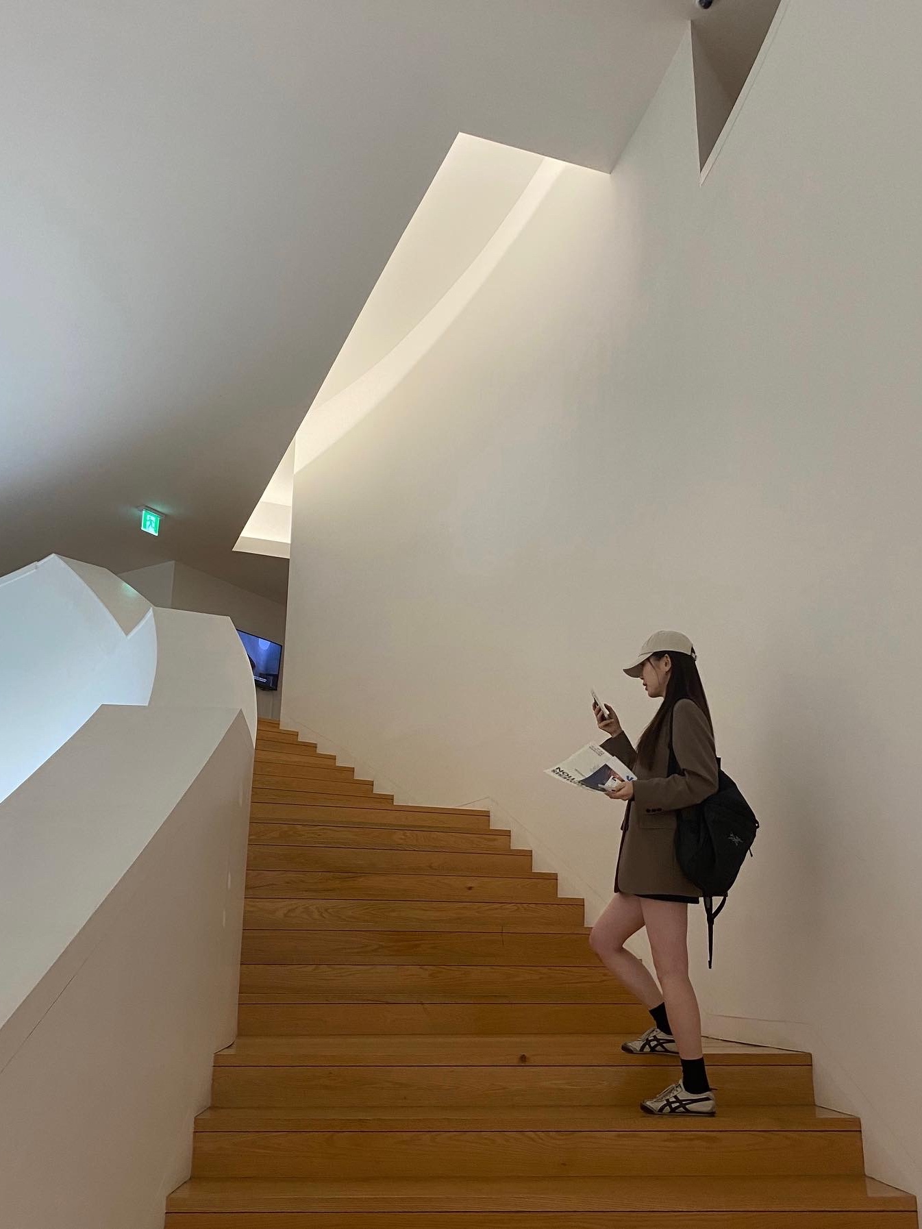 아크테릭스 헬리아드 15 백팩 블랙, 오니츠카 타이거 멕시코 66 빈티지 화이트 블랙 착용 스타일 - 3