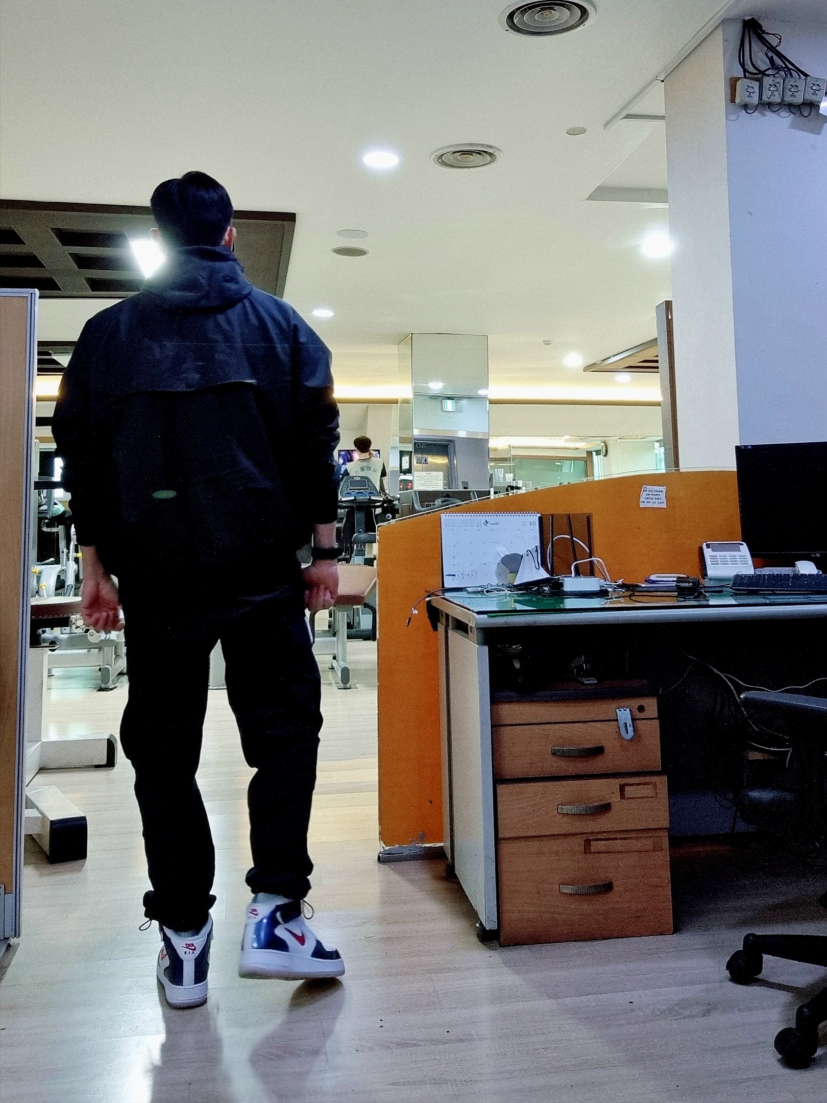 나이키 에어포스 1 미드 QS 유니버시티 레드 앤 미드나잇 네이비 착용 스타일 - 1