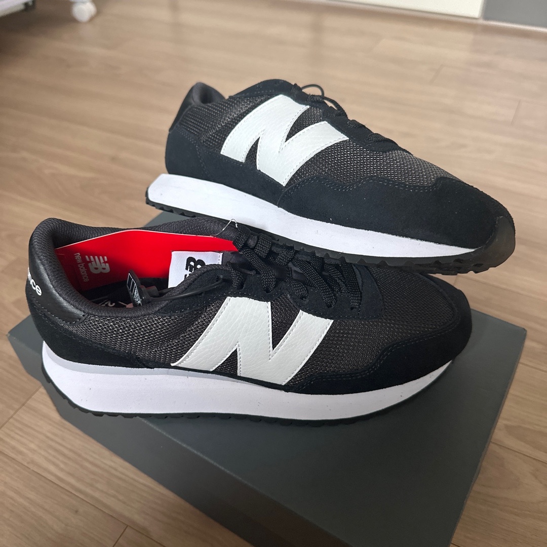 New Balance 237 Black White 착용 스타일