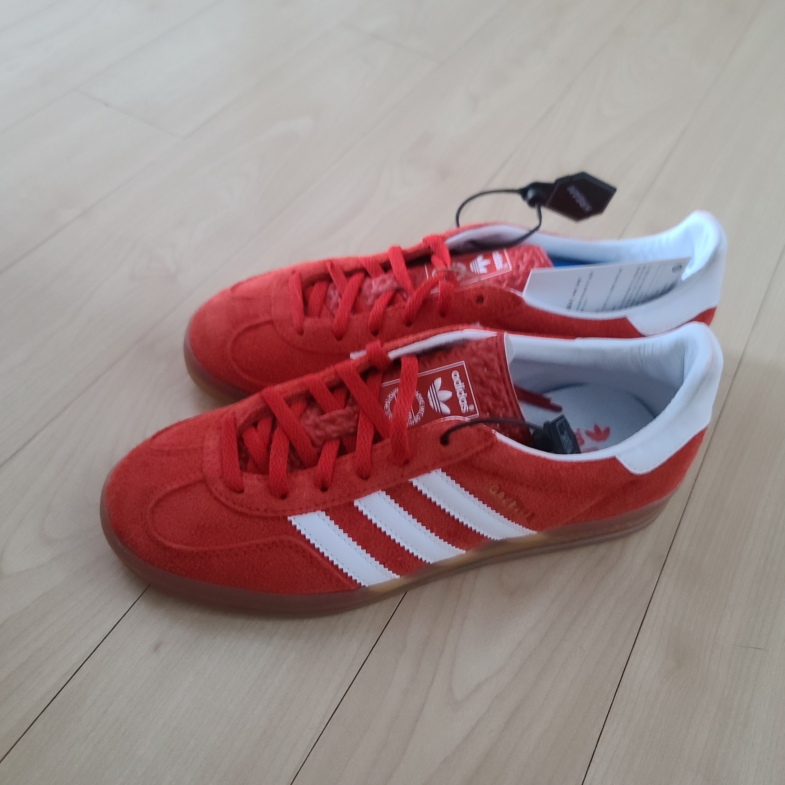 (W) Adidas Gazelle Indoor Bold Orange Cloud White 착용 스타일