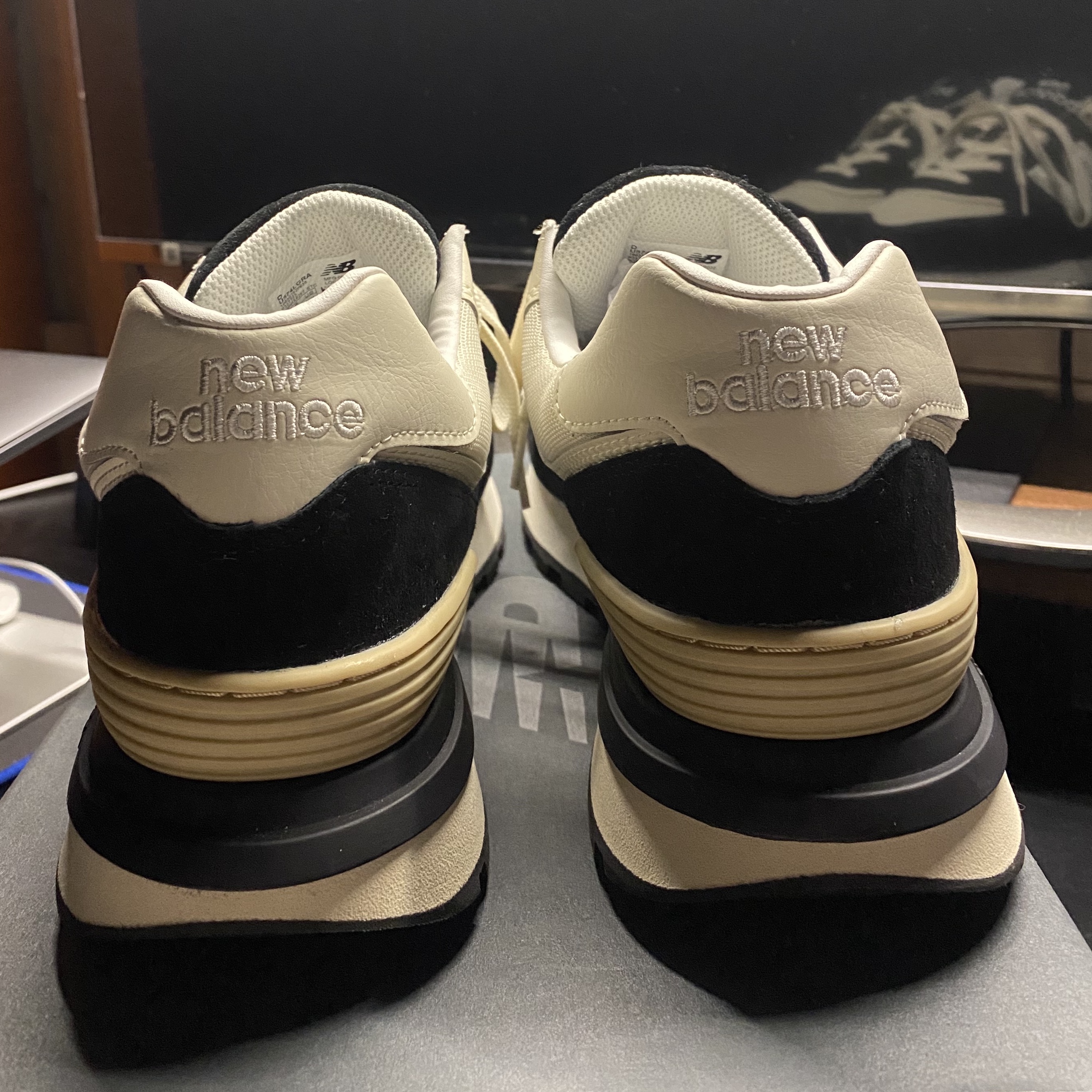 New Balance 574 Legacy Black Angora 착용 스타일 - 3