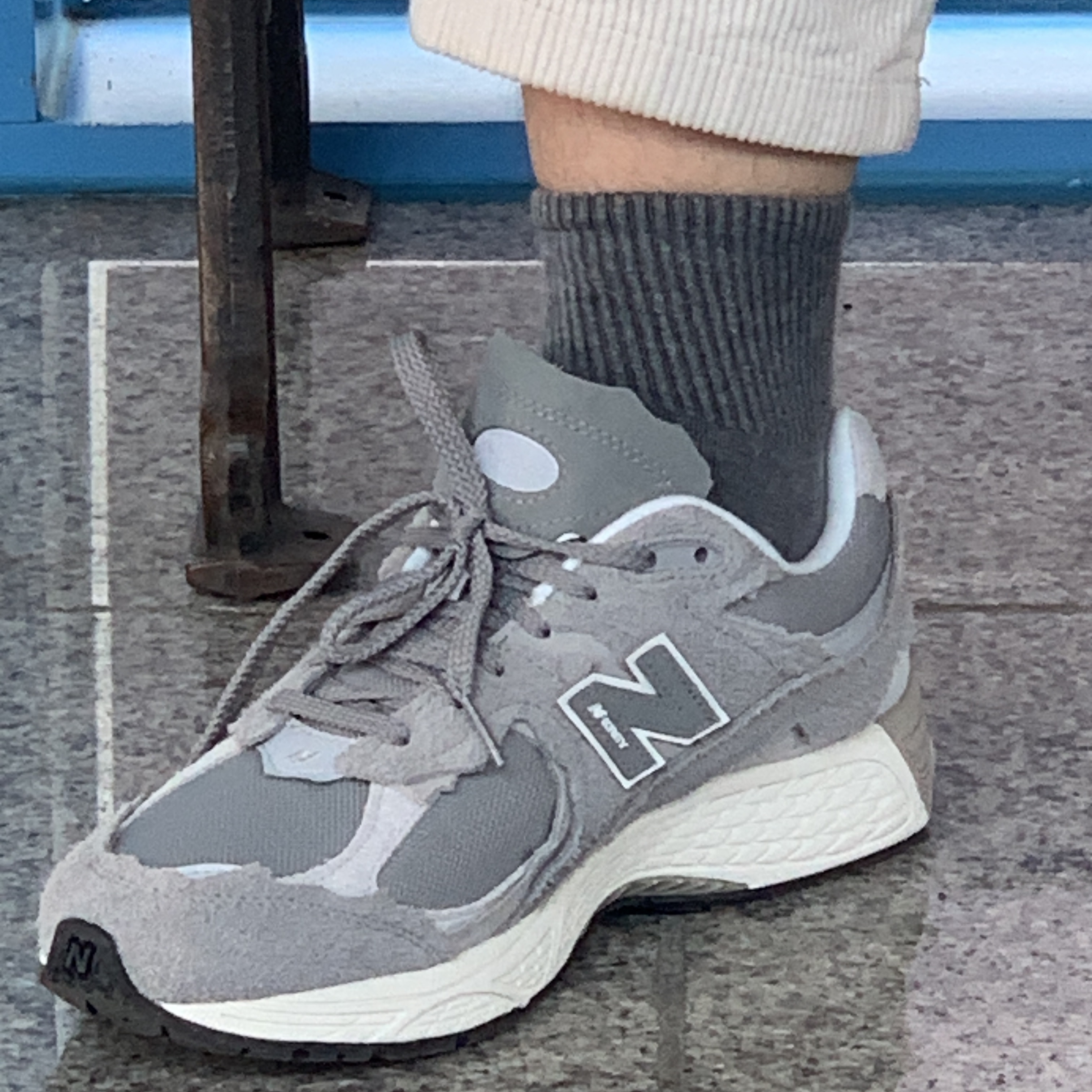 New Balance 2002R Protection Pack Grey 착용 스타일