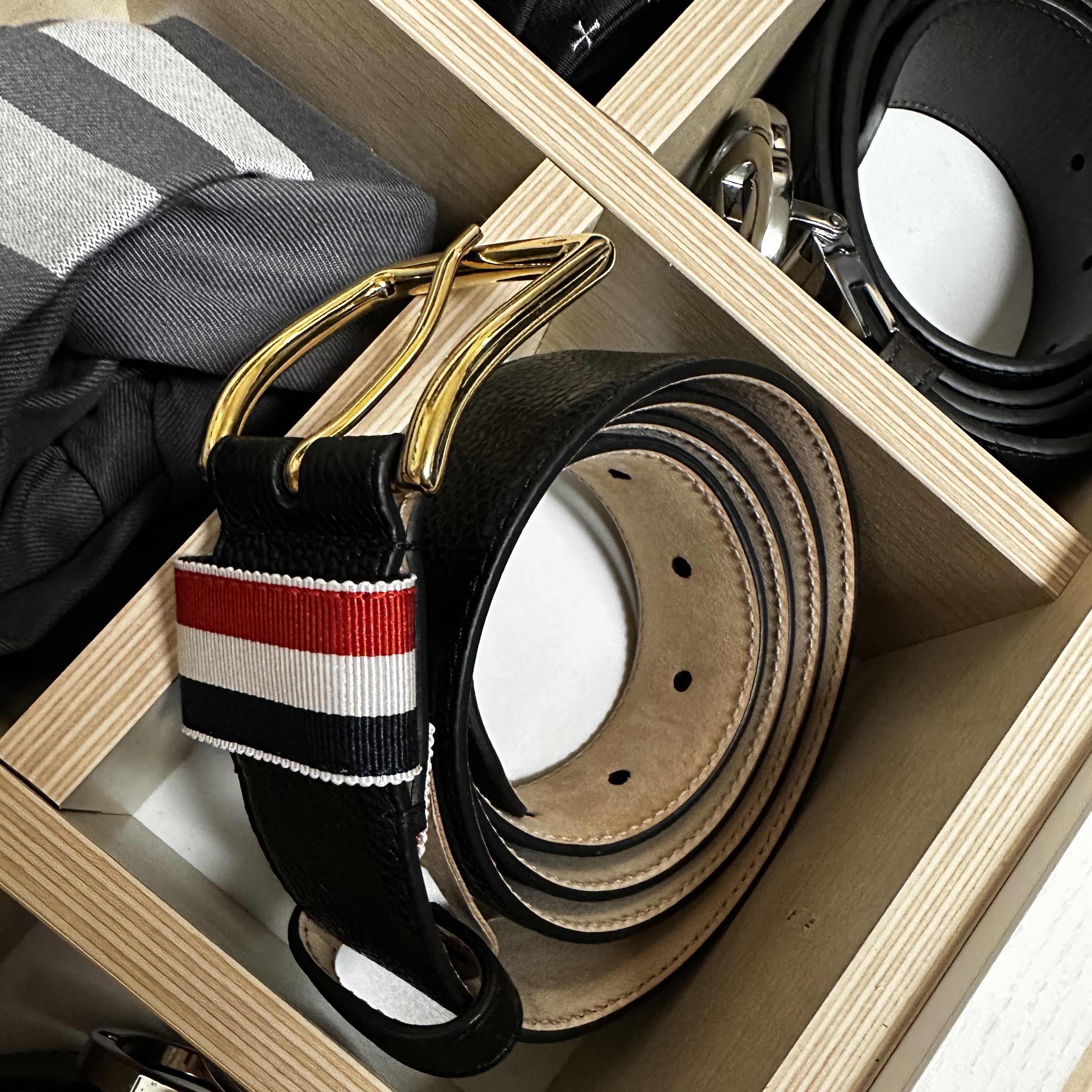 Thom Browne Calfskin Pebbled Leather Belt Black, Thom Browne Plain Weave 4-Bar Tie Medium Grey 착용 스타일