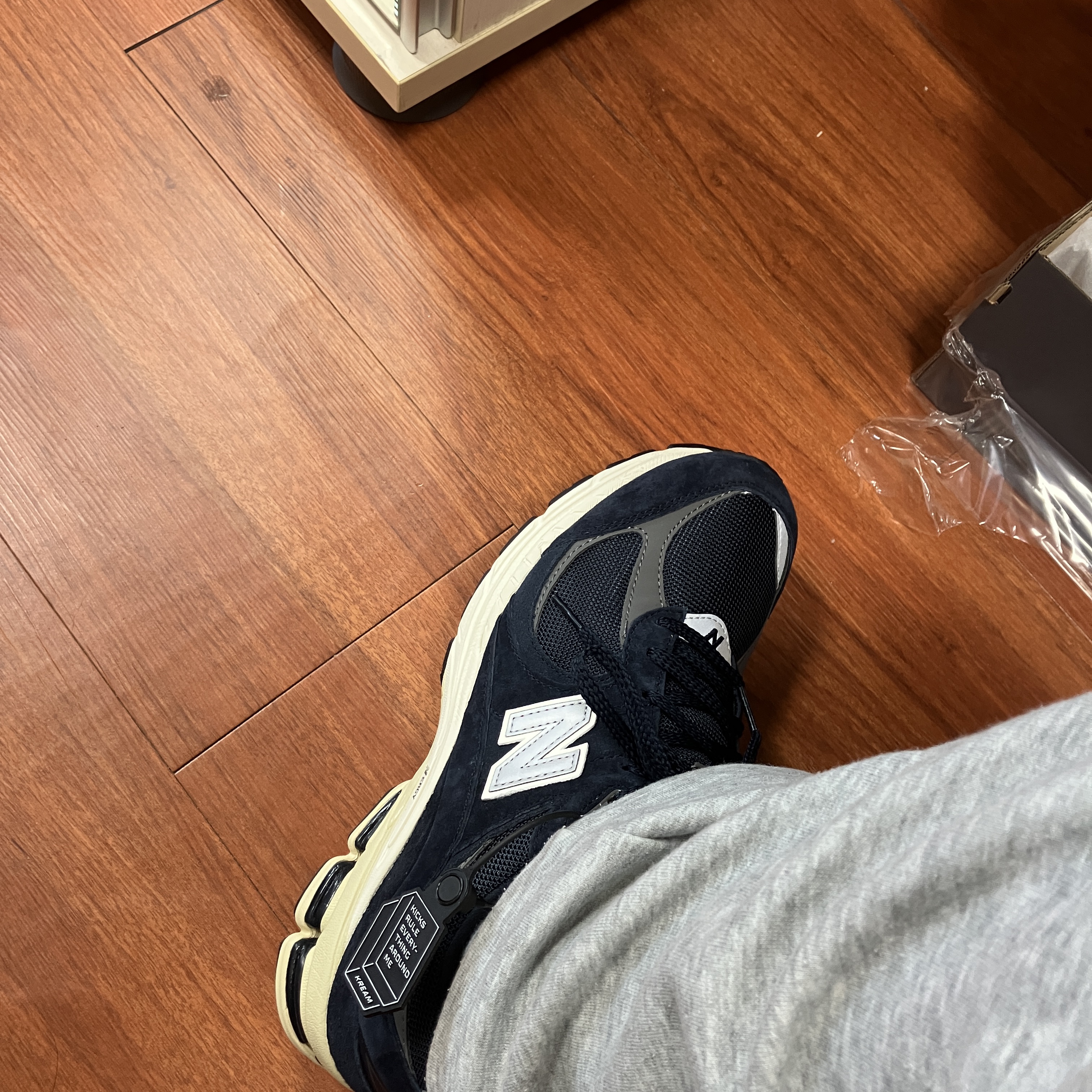 New Balance 2002R Eclipse Castlerock 착용 스타일