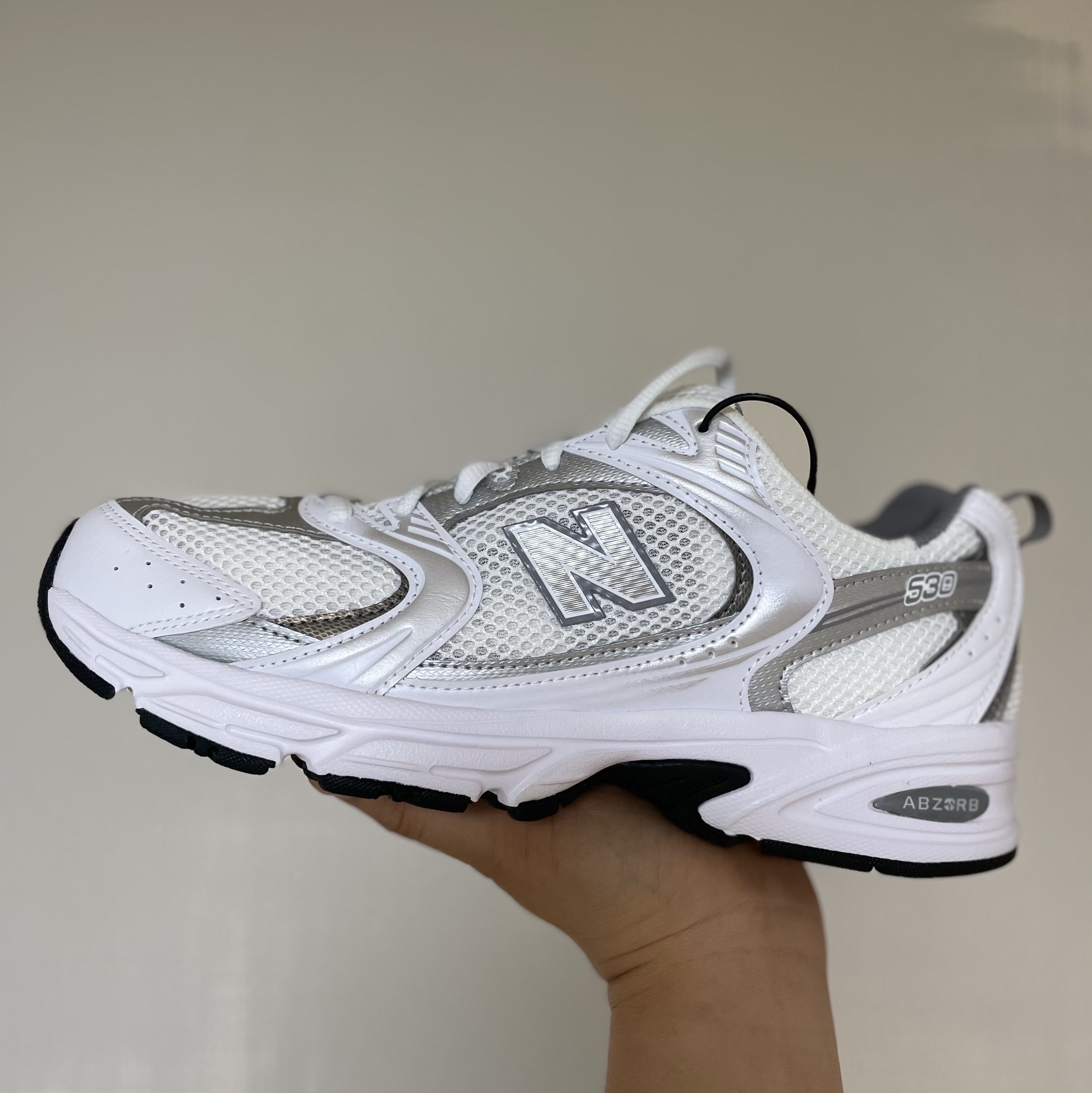New Balance 530 White Silver 착용 스타일 - 1