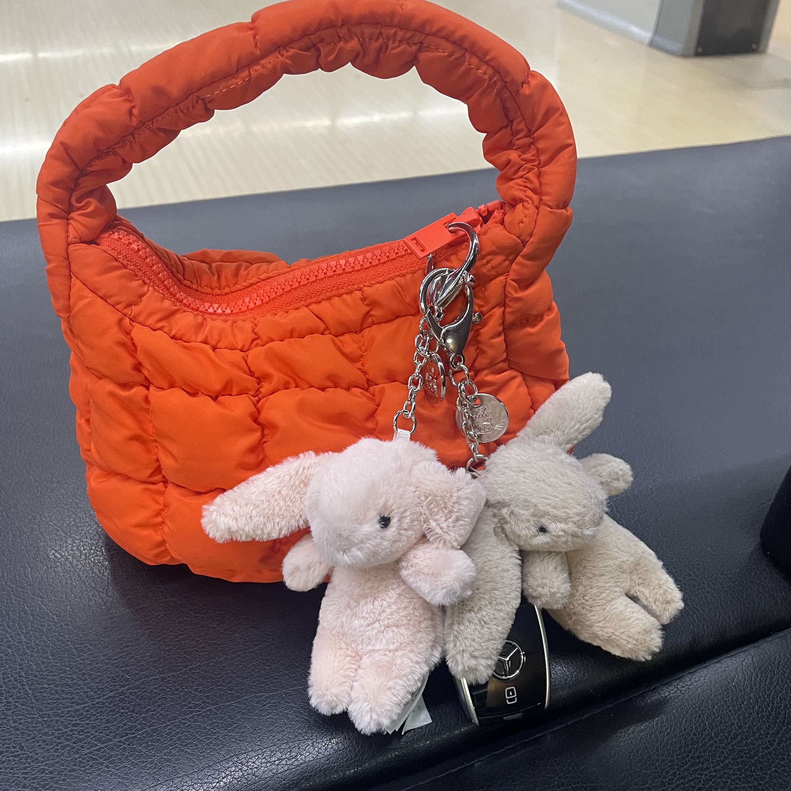 COS Quilted Micro Bag Orange, Jellycat Bashful Bunny Bag Charm Blush 착용 스타일