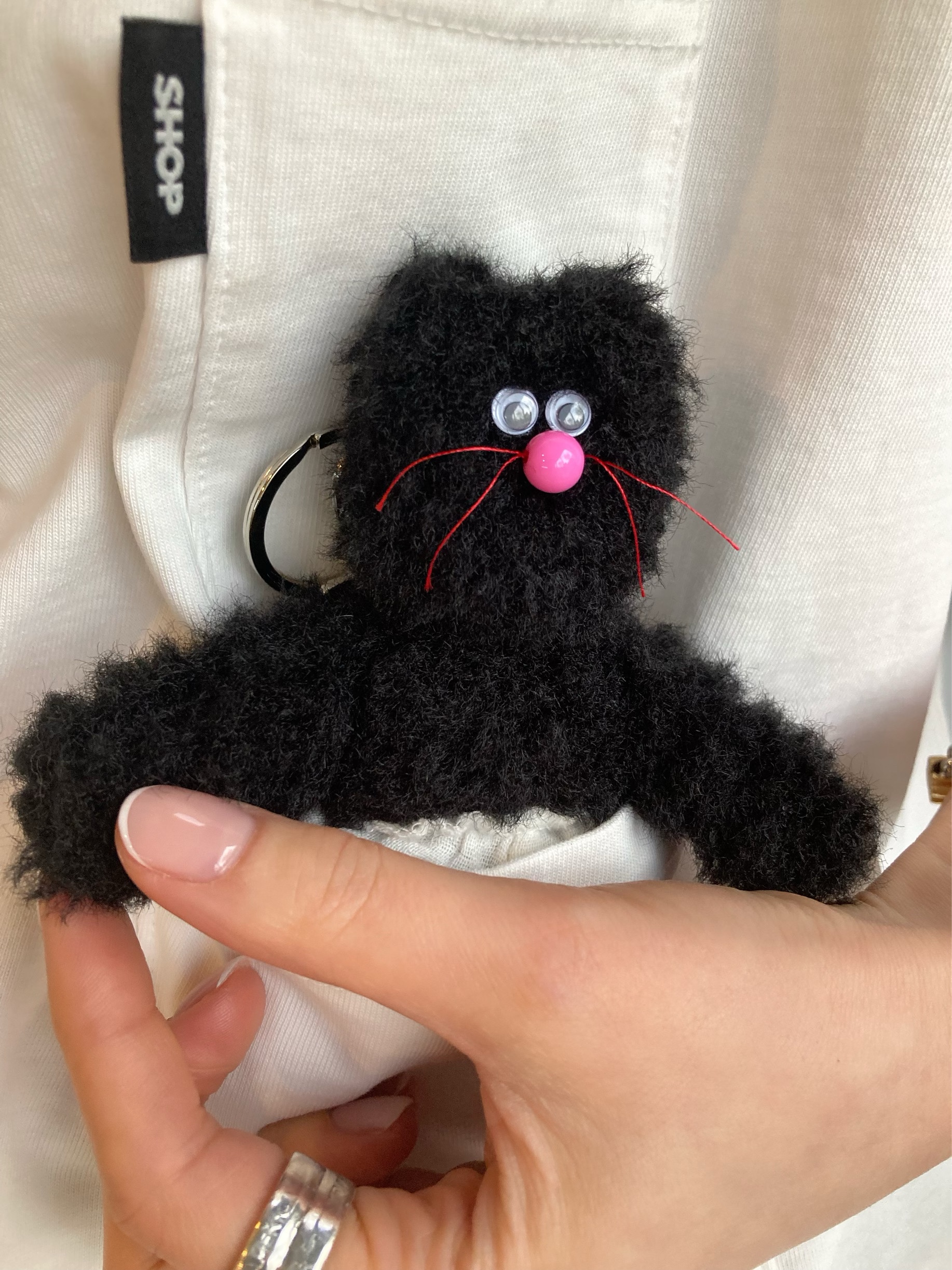 Monamhee Beulpingi Keyring with White Pants Black, Monamhee Bred Keyring with Pink Pants Brown 착용 스타일 - 2