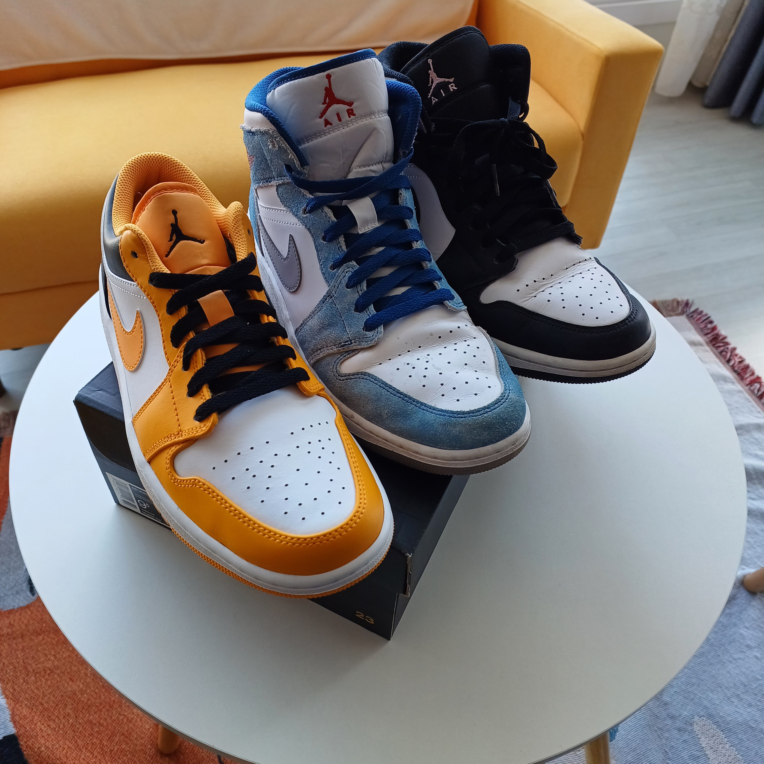 Jordan 1 Low Taxi, Jordan 1 Mid SE French Blue Fire Red 착용 스타일