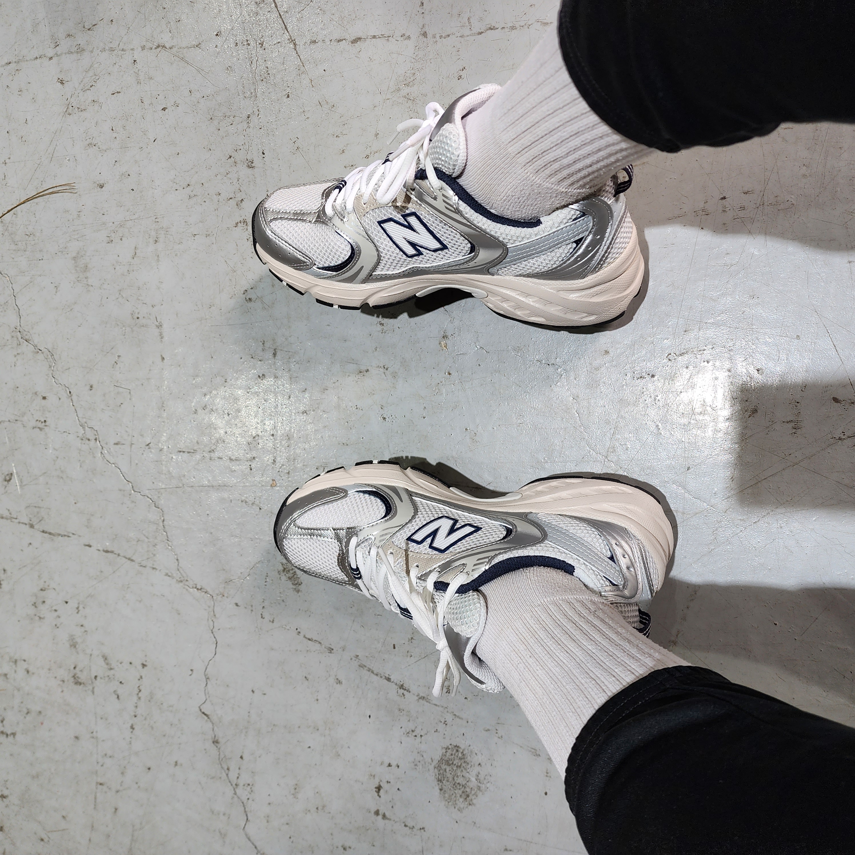 New Balance 530 Steel Grey 착용 스타일