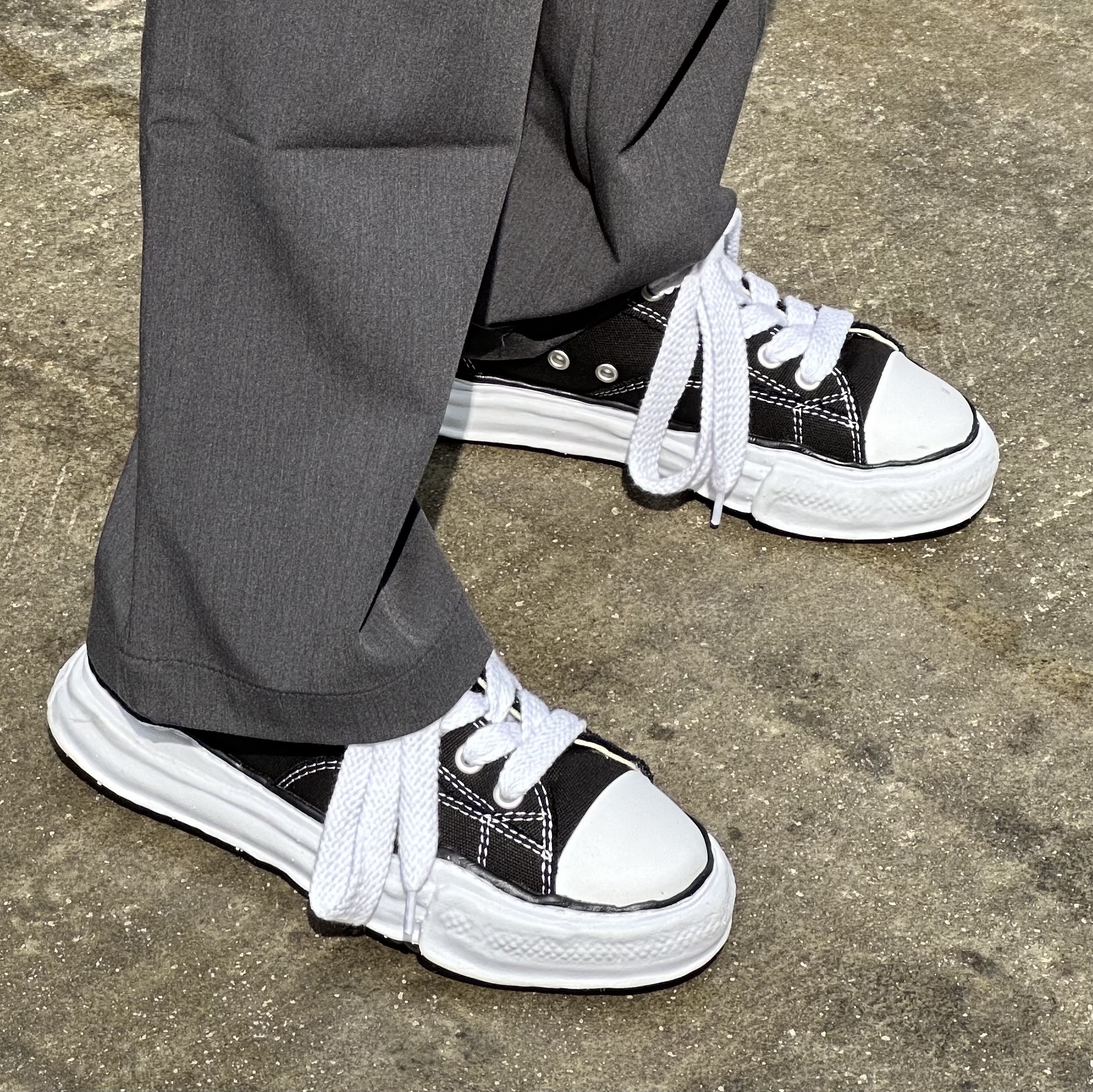 Maison Mihara Yasuhiro Peterson OG Sole Canvas Low Sneakers Black 착용 스타일 - 3