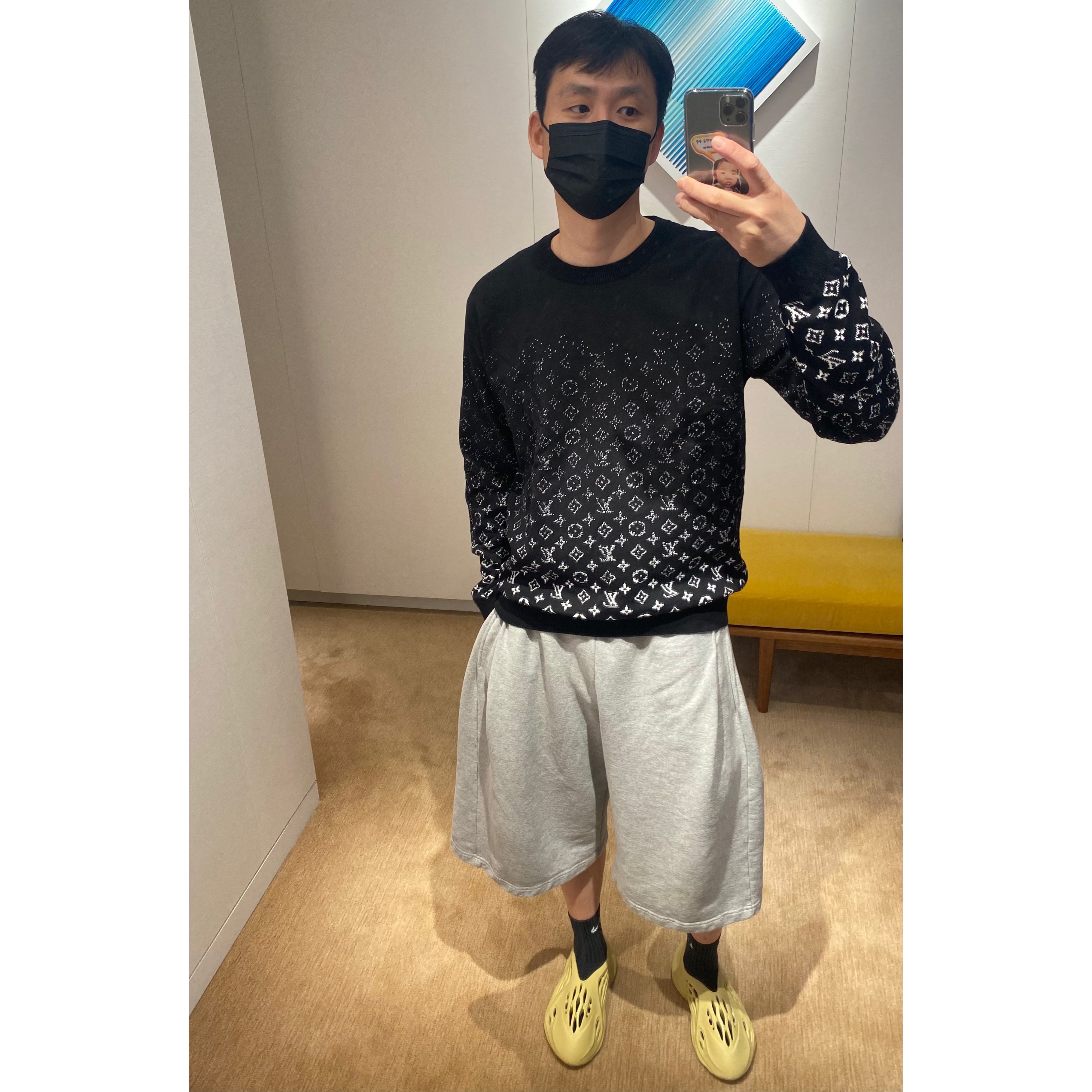 Adidas Yeezy Foam RNNR Sulfur 착용 스타일