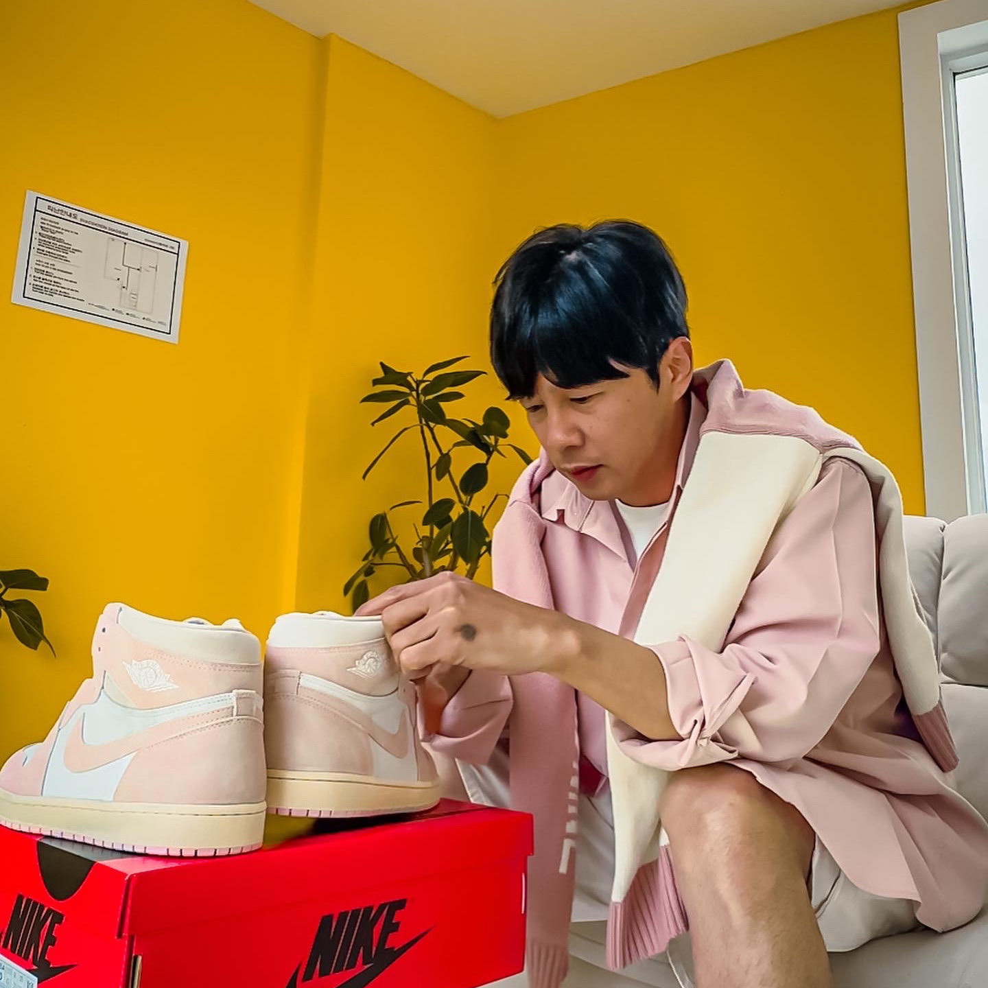 (W) Jordan 1 Retro High OG Coconut Milk and Sail 착용 스타일 - 1