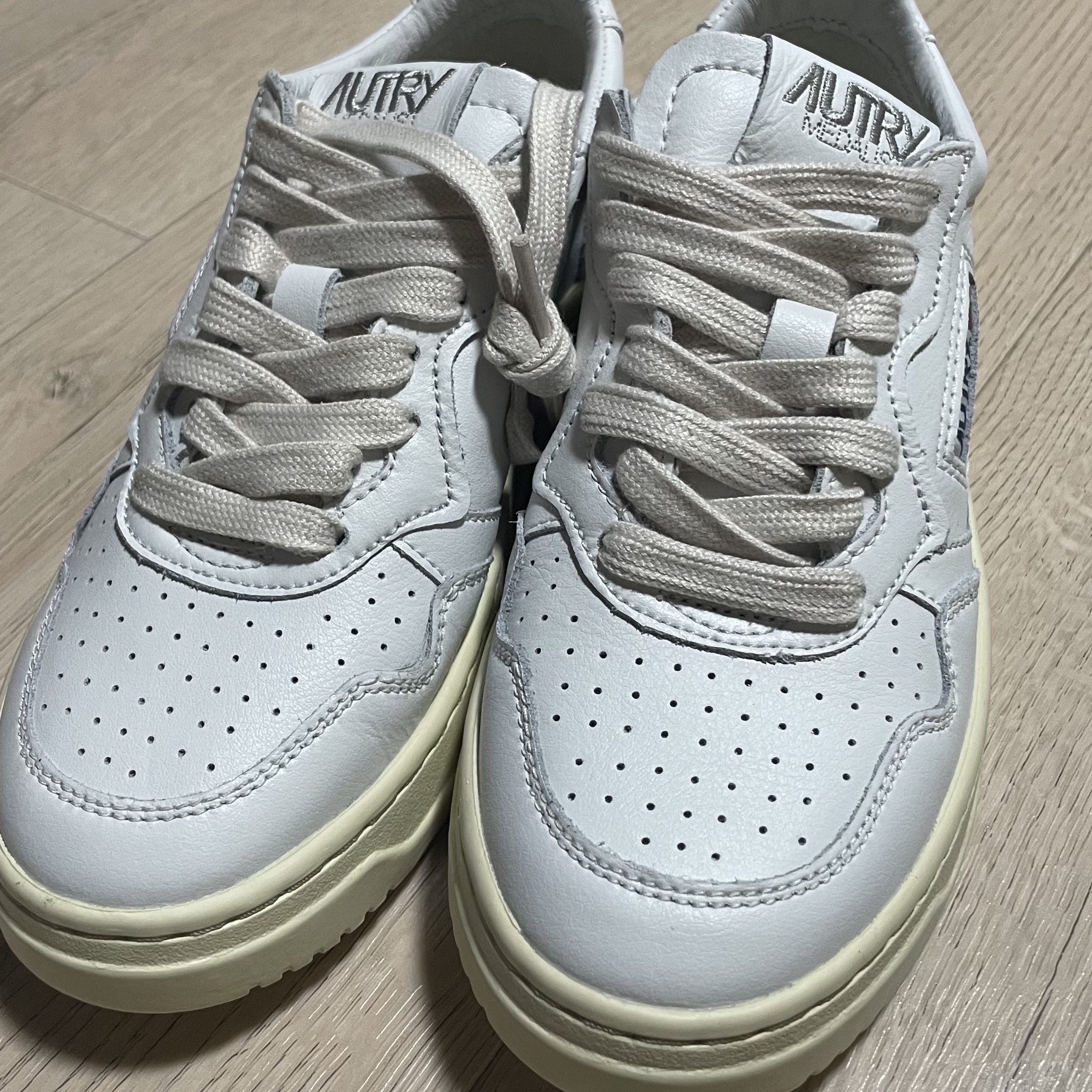 (W) Autry Medalist Low Leather Sneakers White 착용 스타일 - 2